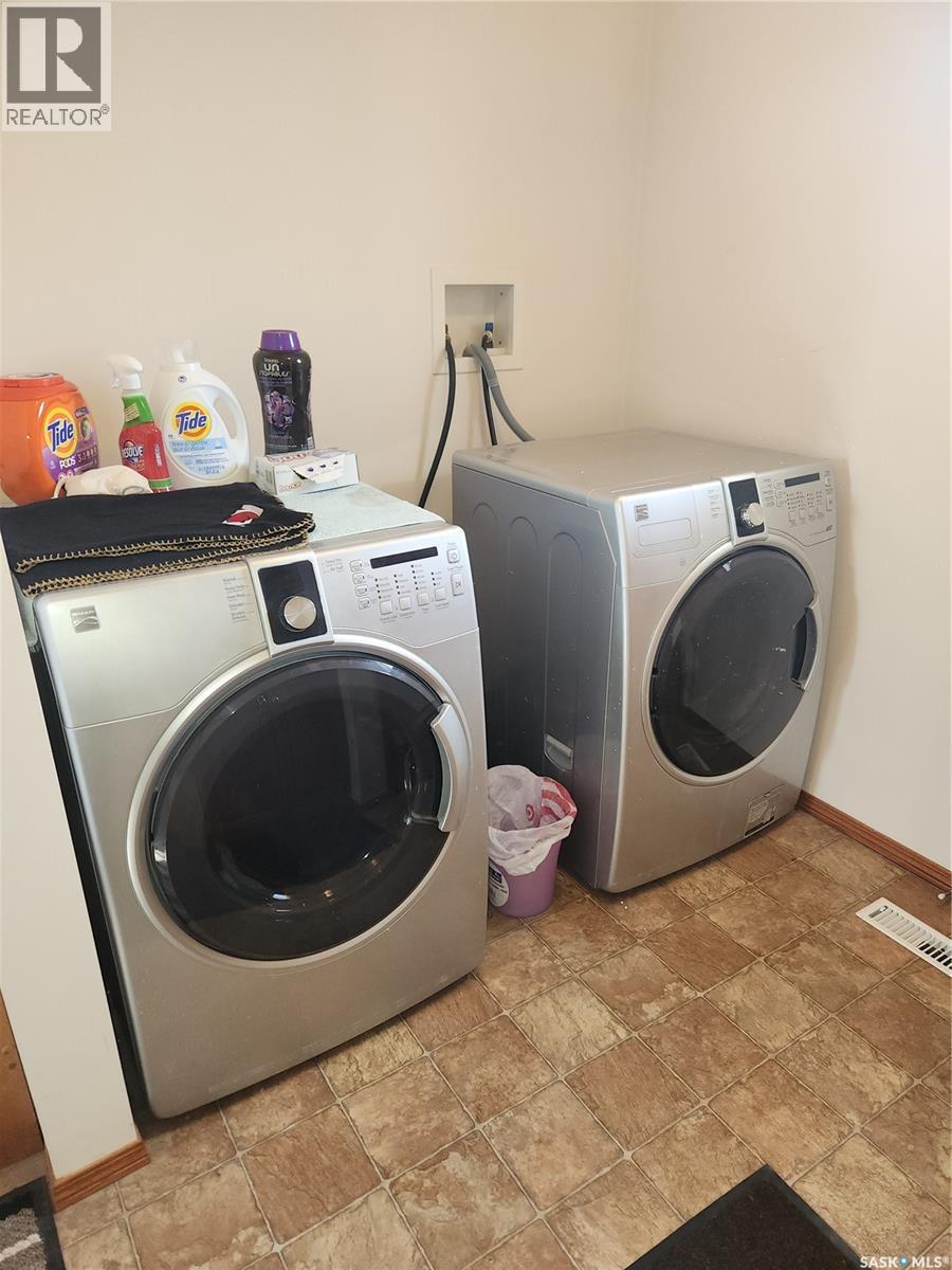 115 Carson Bay, Lampman, SK - Indoor Photo Showing Laundry Room