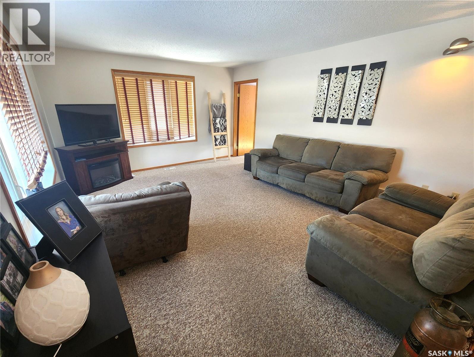 115 Carson Bay, Lampman, SK - Indoor Photo Showing Living Room