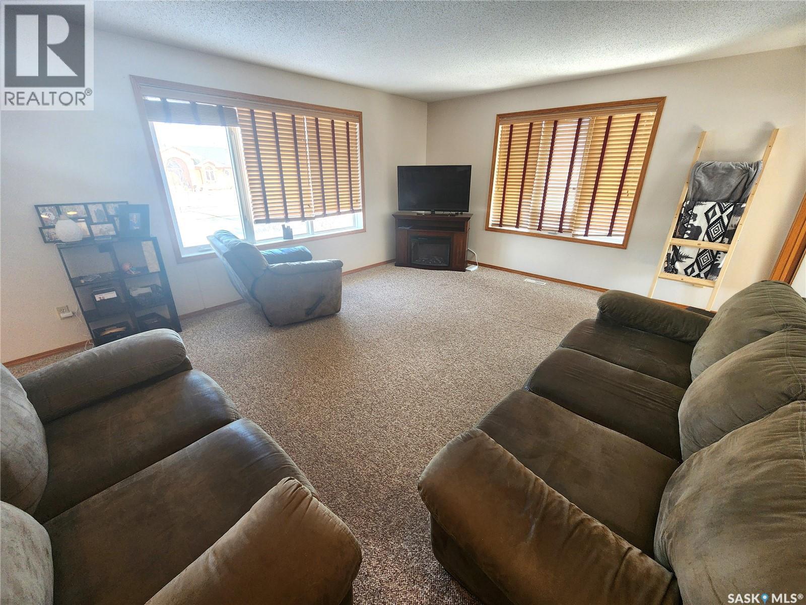 115 Carson Bay, Lampman, SK - Indoor Photo Showing Living Room