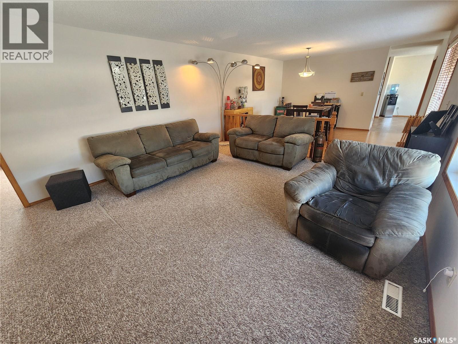 115 Carson Bay, Lampman, SK - Indoor Photo Showing Living Room