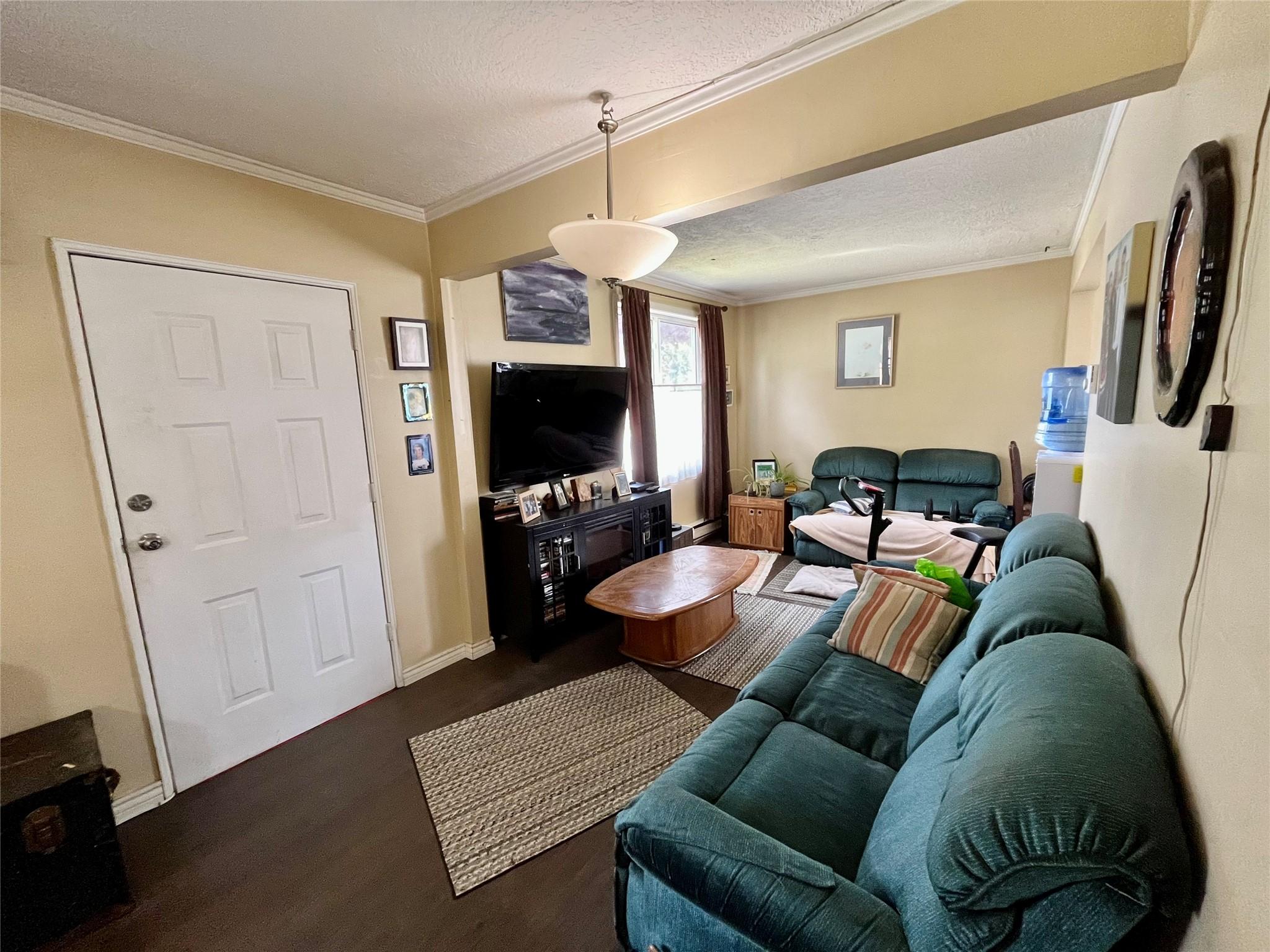 302 6Th Avenue, Nakusp, BC - Indoor Photo Showing Living Room