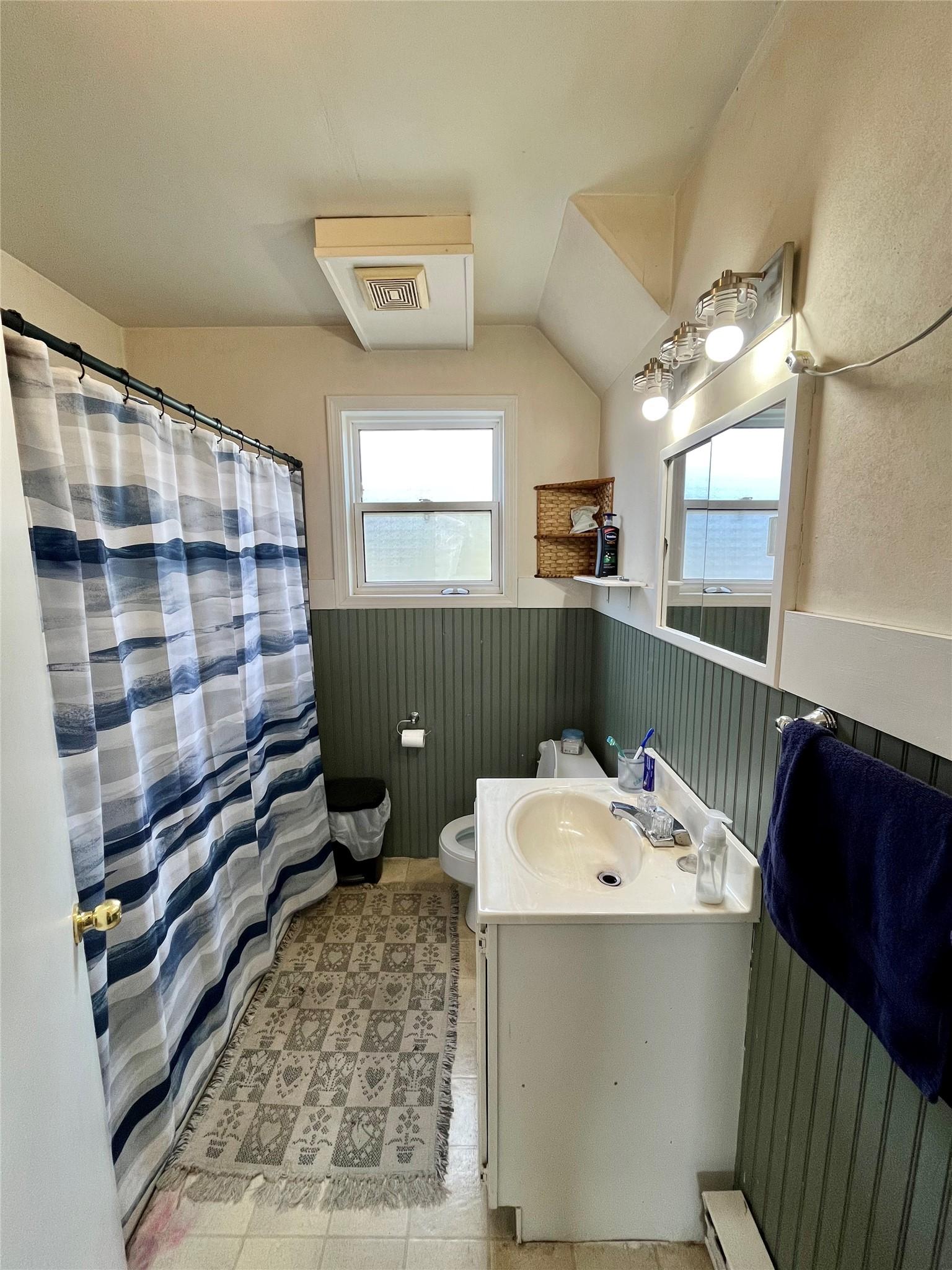 302 6Th Avenue, Nakusp, BC - Indoor Photo Showing Bathroom
