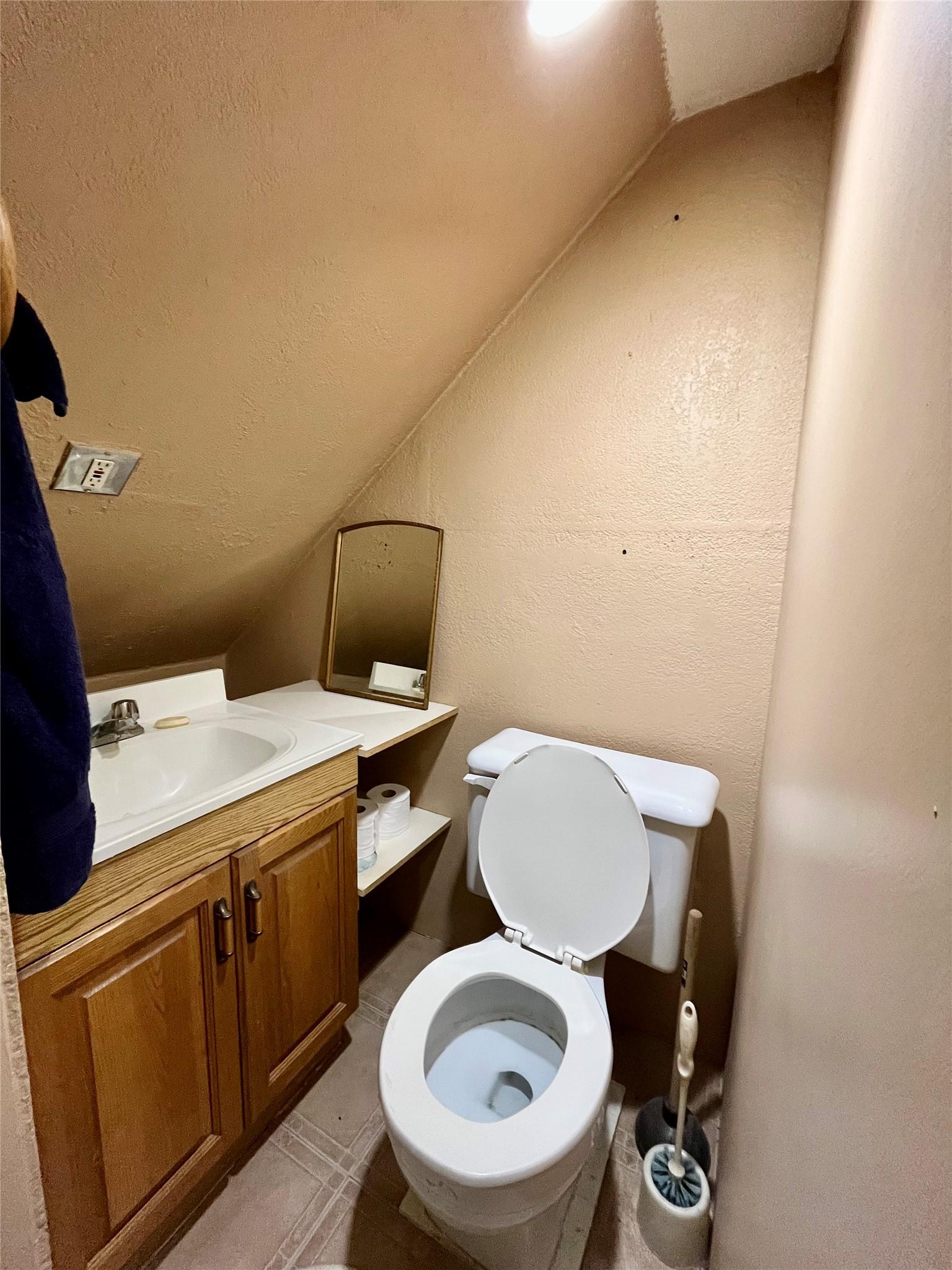 302 6Th Avenue, Nakusp, BC - Indoor Photo Showing Bathroom