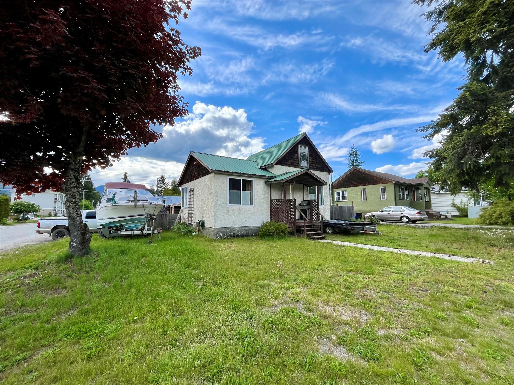302 6Th Avenue, Nakusp, BC - Outdoor