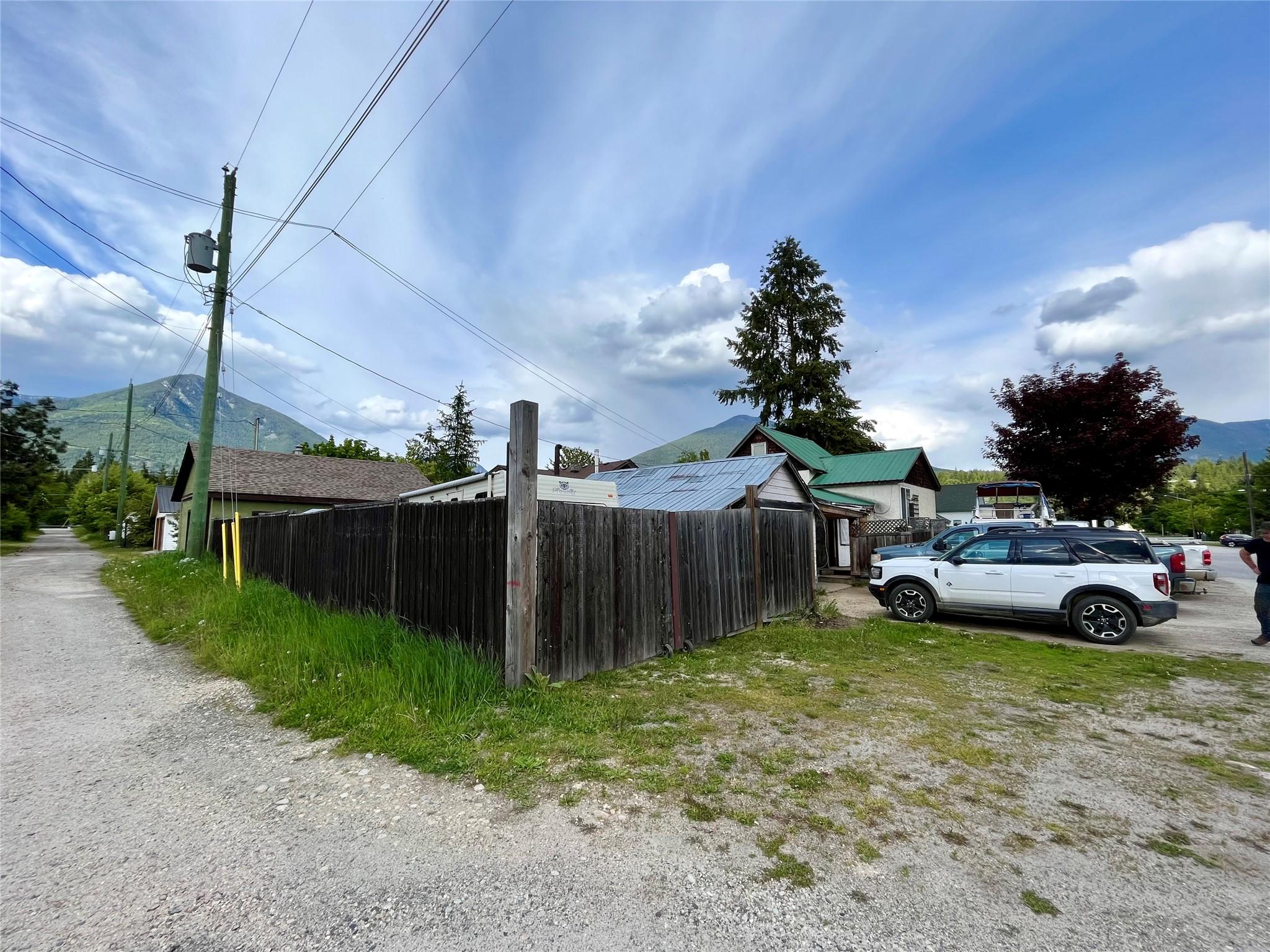 302 6Th Avenue, Nakusp, BC - Outdoor