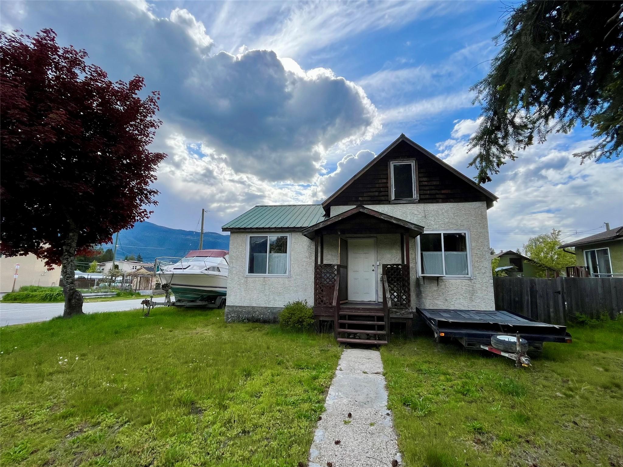 302 6Th Avenue, Nakusp, BC - Outdoor