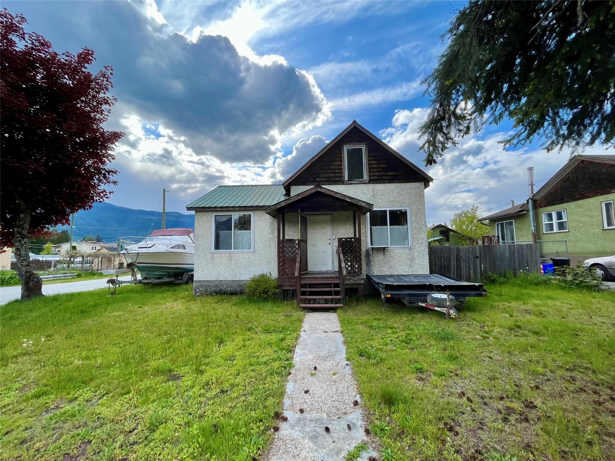 302 6Th Avenue, Nakusp, BC - Outdoor
