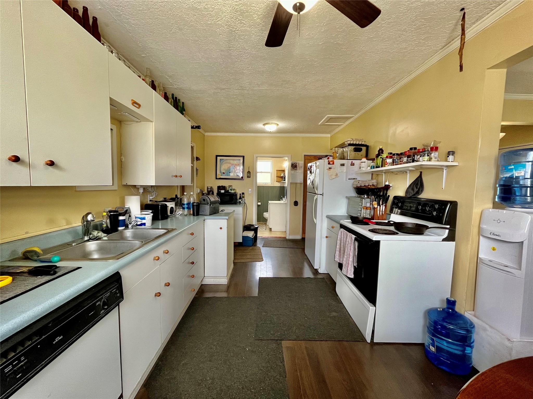 302 6Th Avenue, Nakusp, BC - Indoor Photo Showing Kitchen With Double Sink
