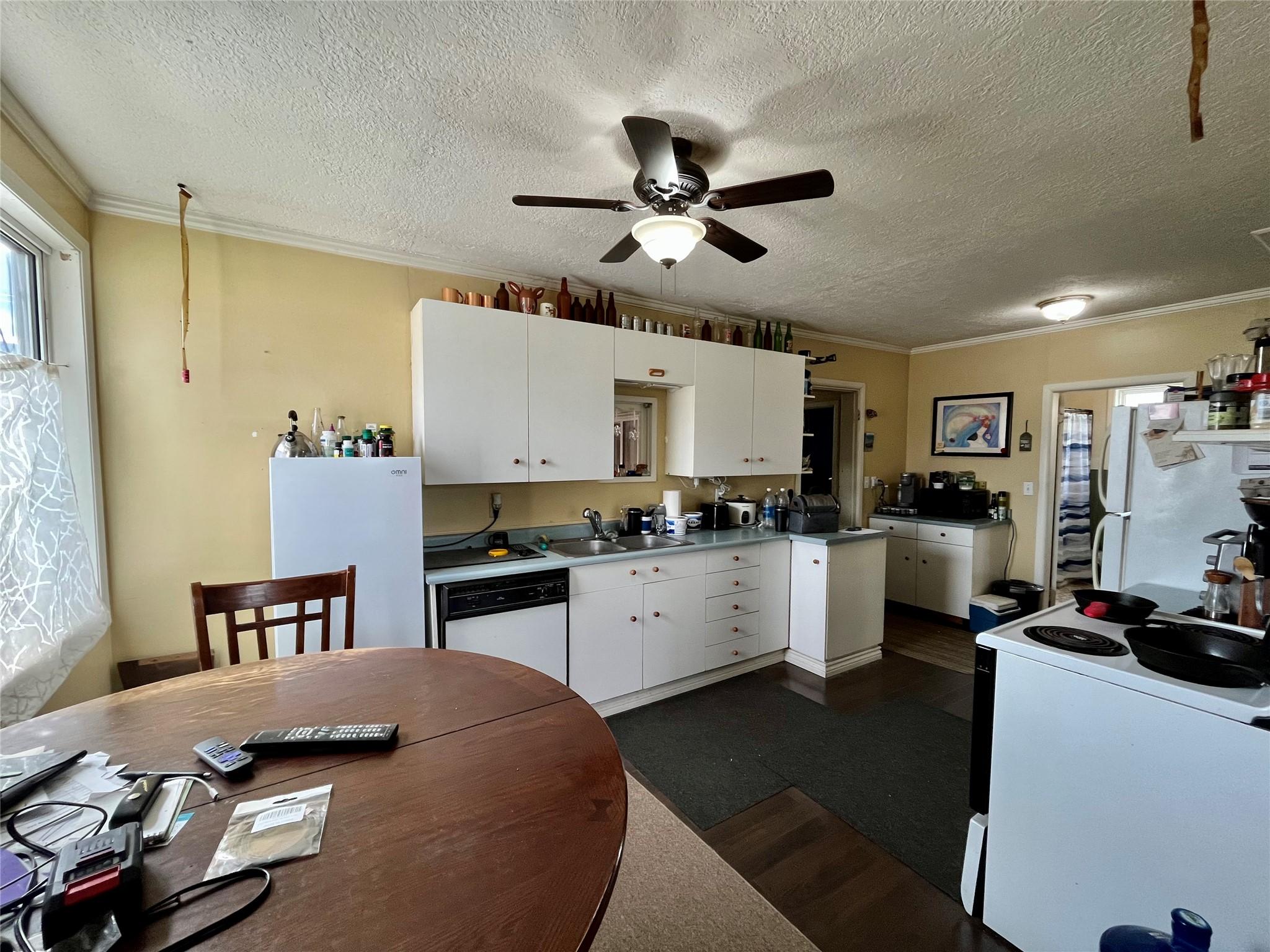302 6Th Avenue, Nakusp, BC - Indoor Photo Showing Kitchen With Double Sink