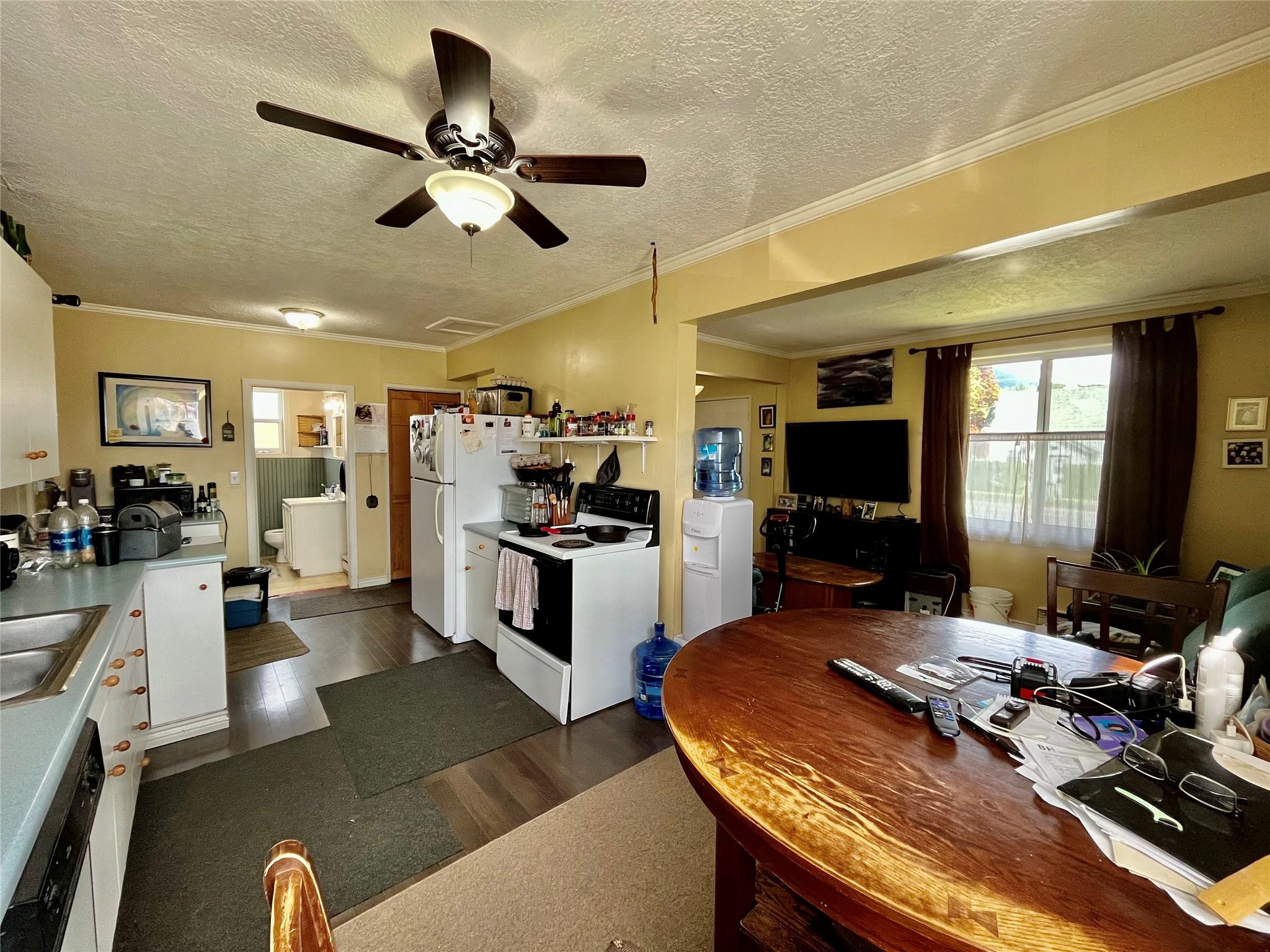 302 6Th Avenue, Nakusp, BC - Indoor Photo Showing Kitchen With Double Sink