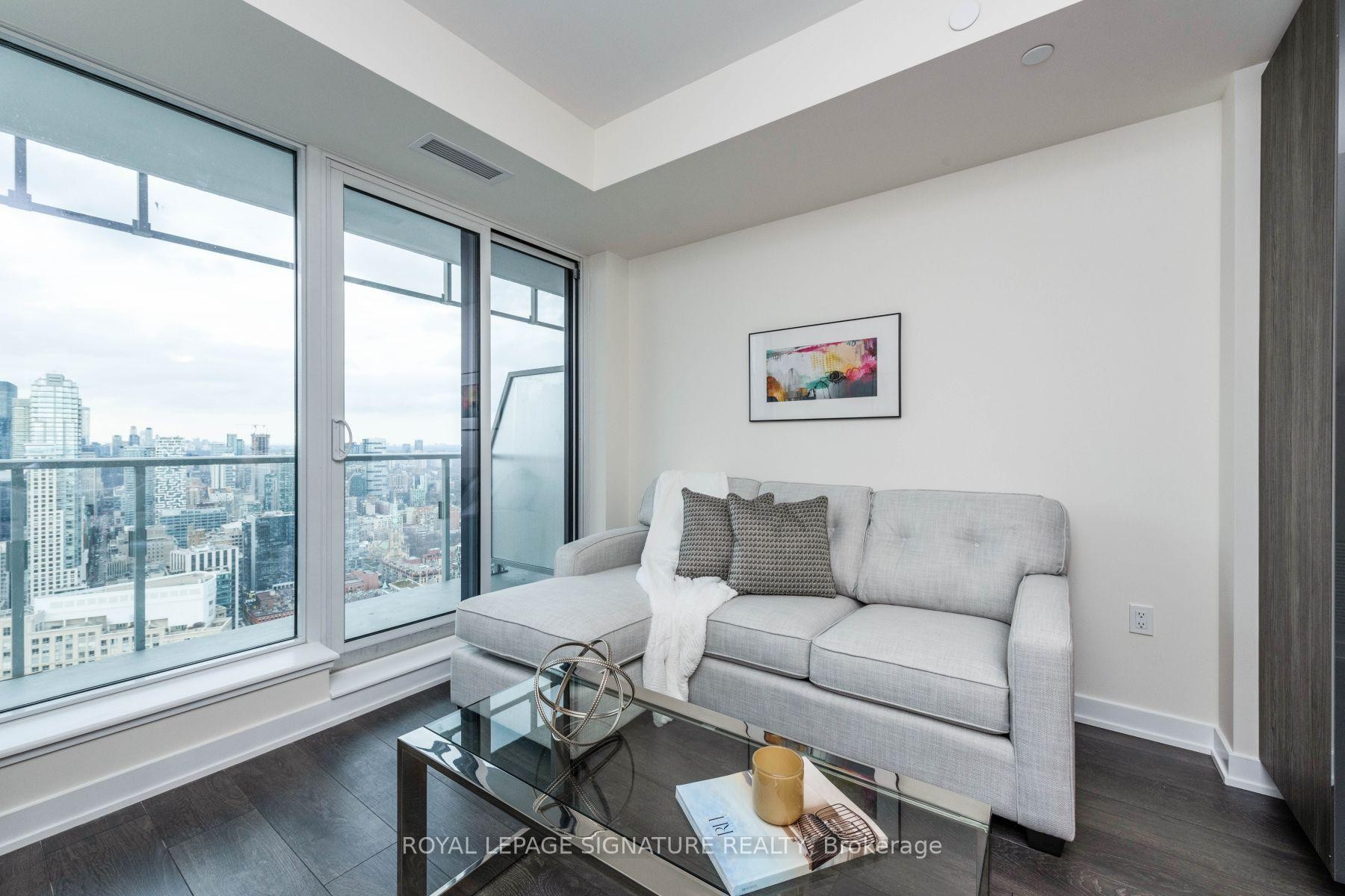 5006-28 Freeland Street, Toronto, ON - Indoor Photo Showing Living Room
