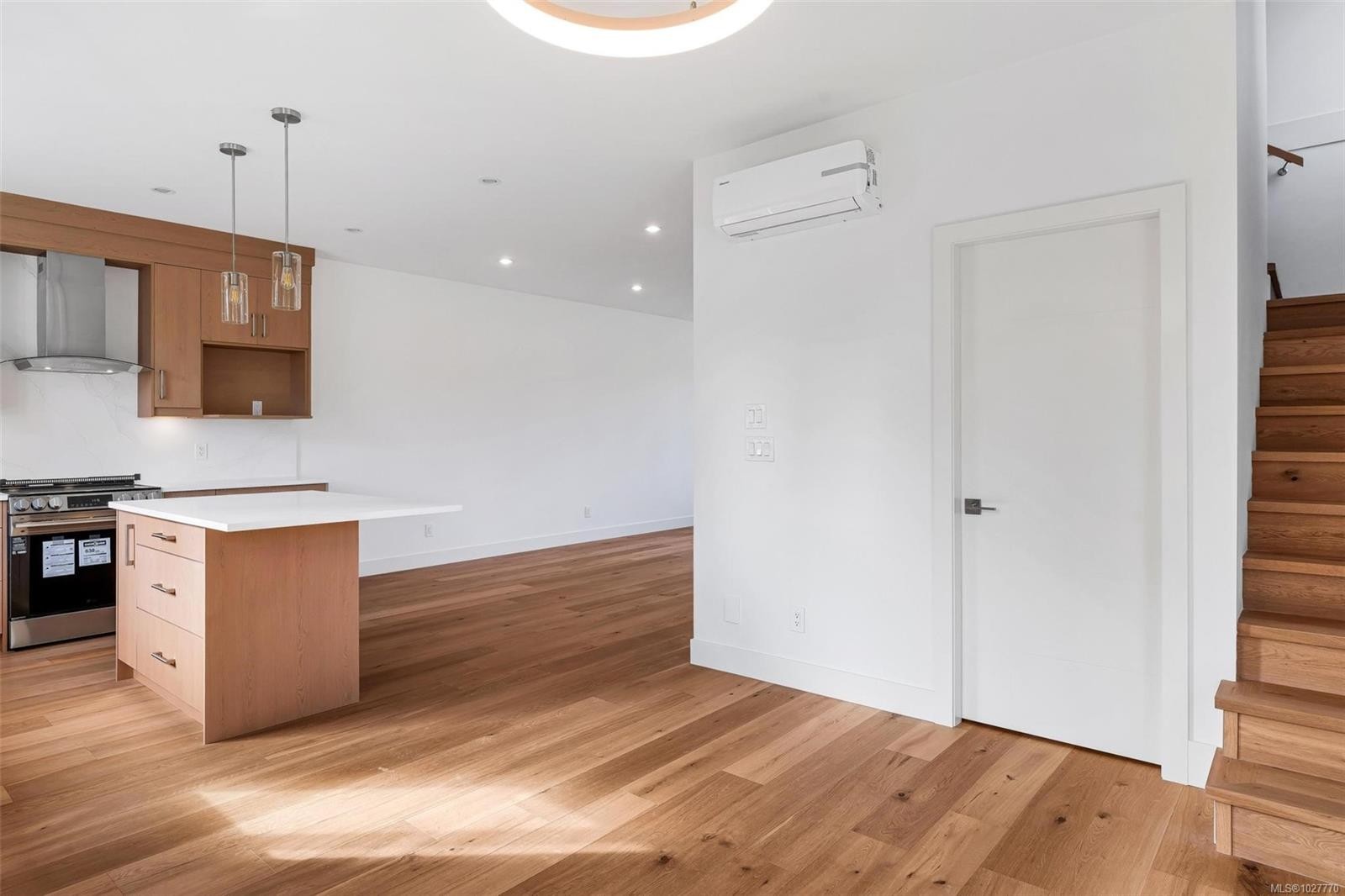 1-1559 Ash Rd, Saanich, BC