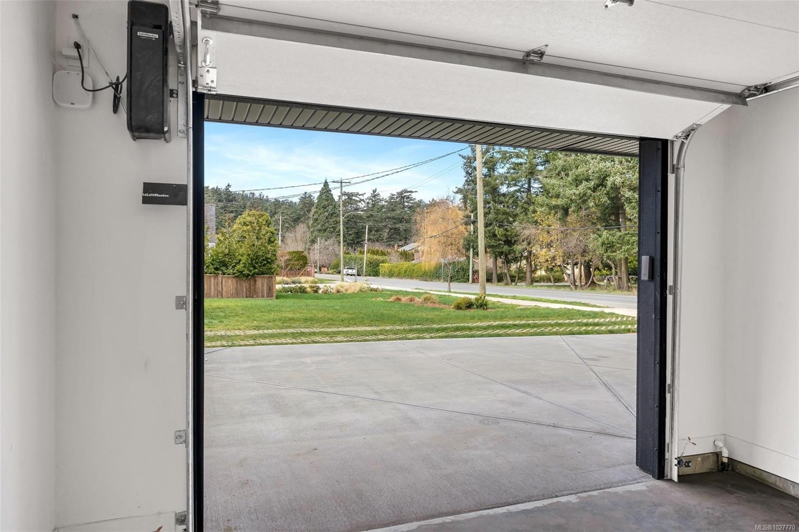 1-1559 Ash Rd, Saanich, BC