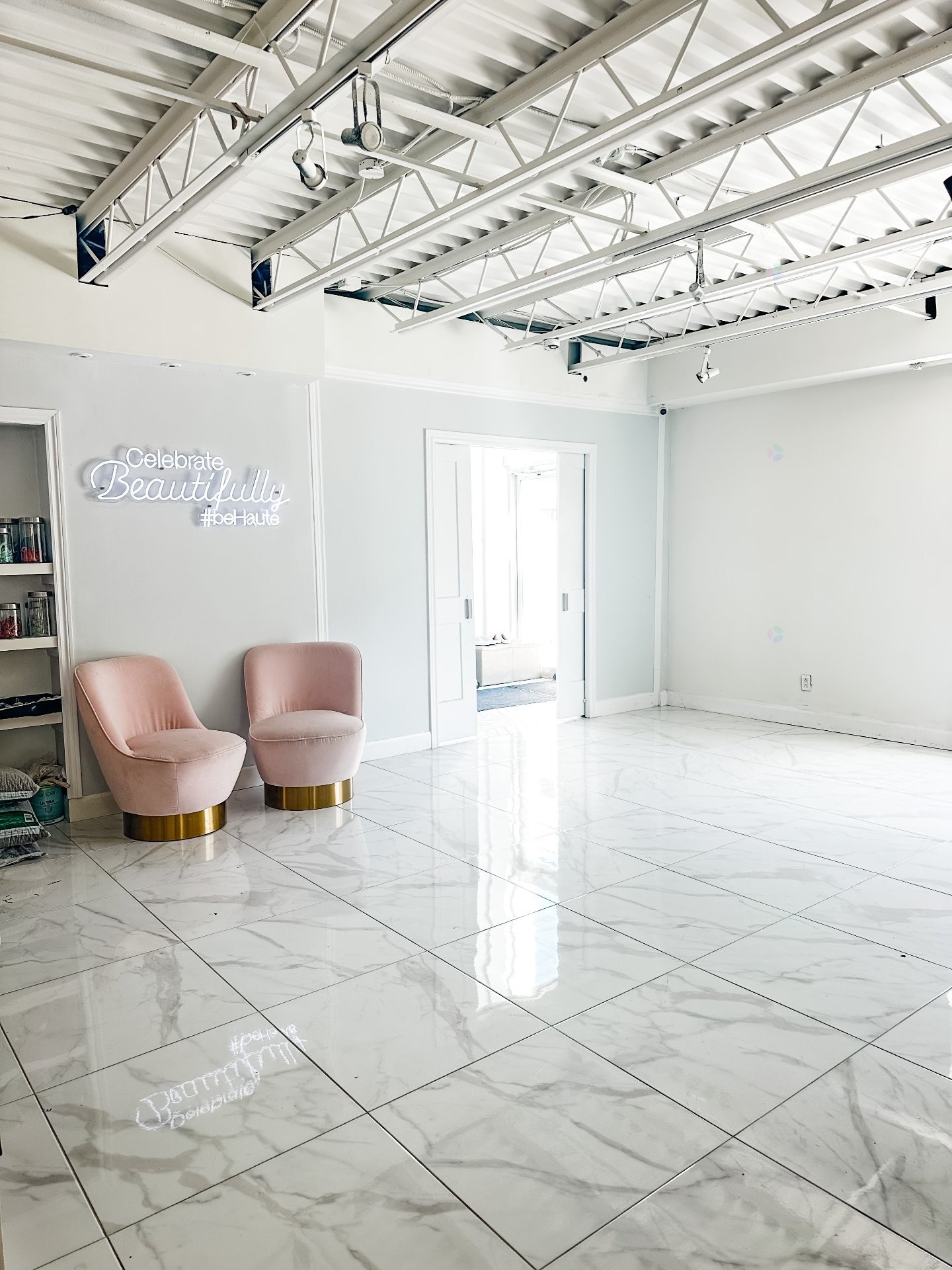 Commerce - 1795 Rue De Salaberry, Montréal (Ahuntsic-Cartierville), QC - Indoor Photo Showing Other Room