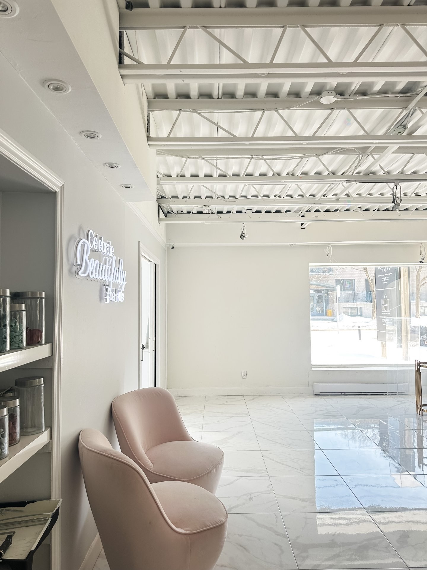 Commerce - 1795 Rue De Salaberry, Montréal (Ahuntsic-Cartierville), QC - Indoor Photo Showing Other Room