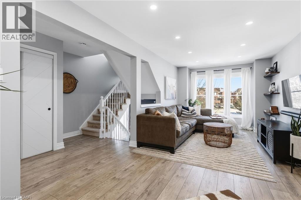5123 Dryden Avenue, Burlington, ON - Indoor Photo Showing Living Room