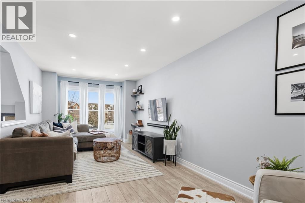 5123 Dryden Avenue, Burlington, ON - Indoor Photo Showing Living Room
