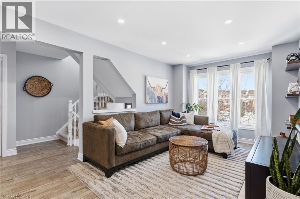 5123 Dryden Avenue, Burlington, ON - Indoor Photo Showing Living Room