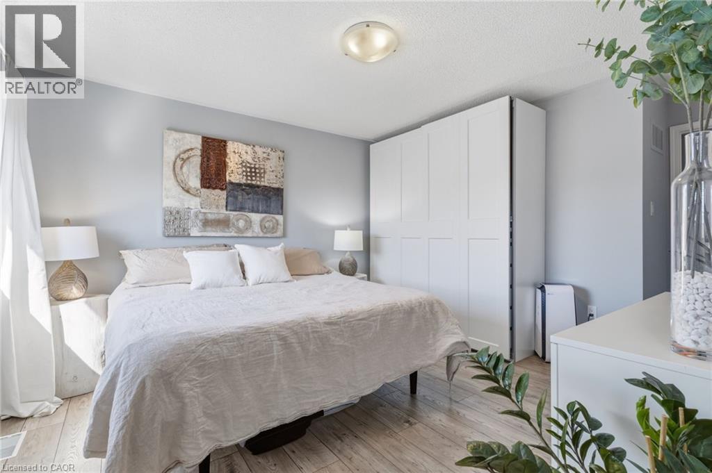 5123 Dryden Avenue, Burlington, ON - Indoor Photo Showing Bedroom