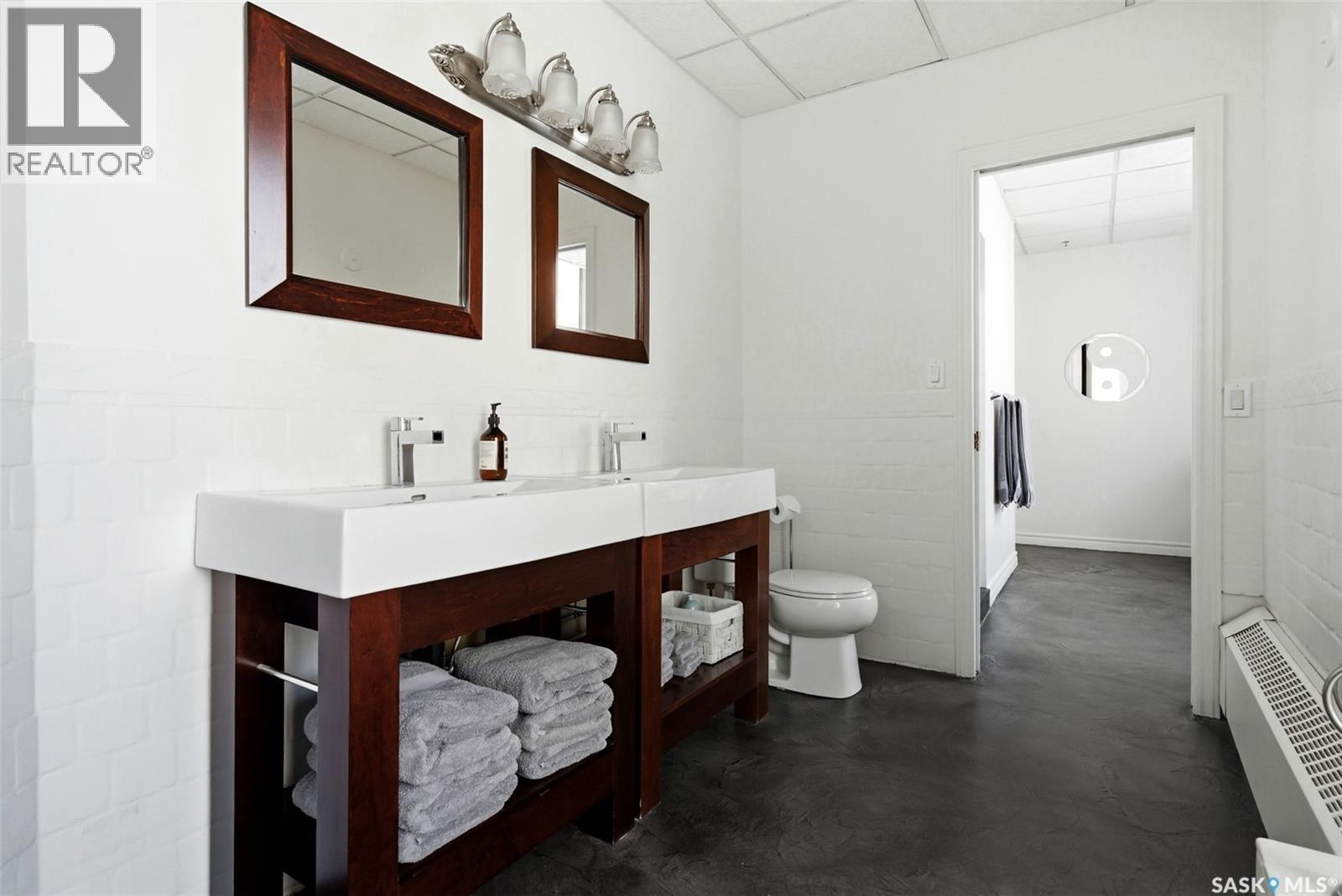 400 2020 11Th Avenue, Regina, SK - Indoor Photo Showing Bathroom