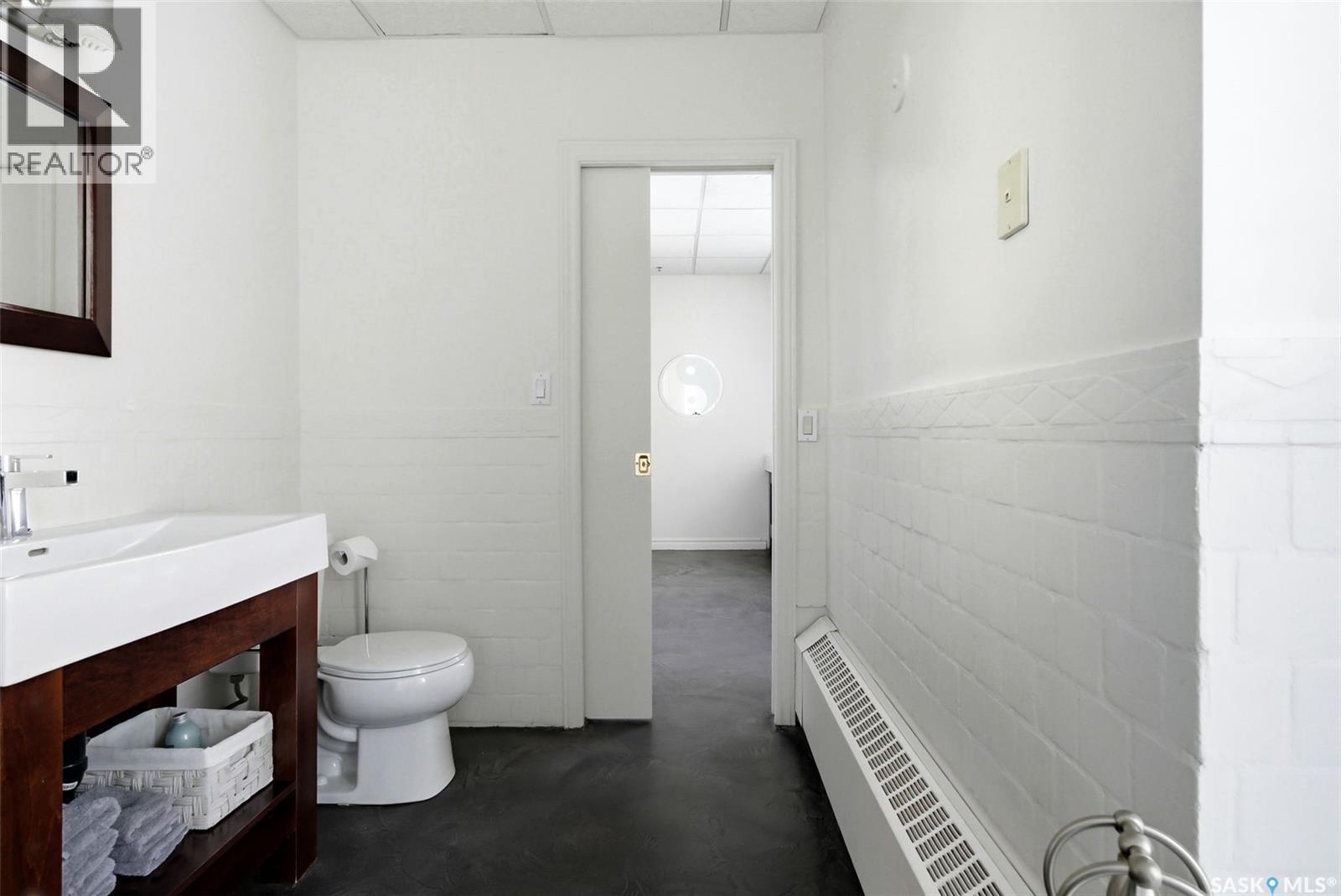 400 2020 11Th Avenue, Regina, SK - Indoor Photo Showing Bathroom