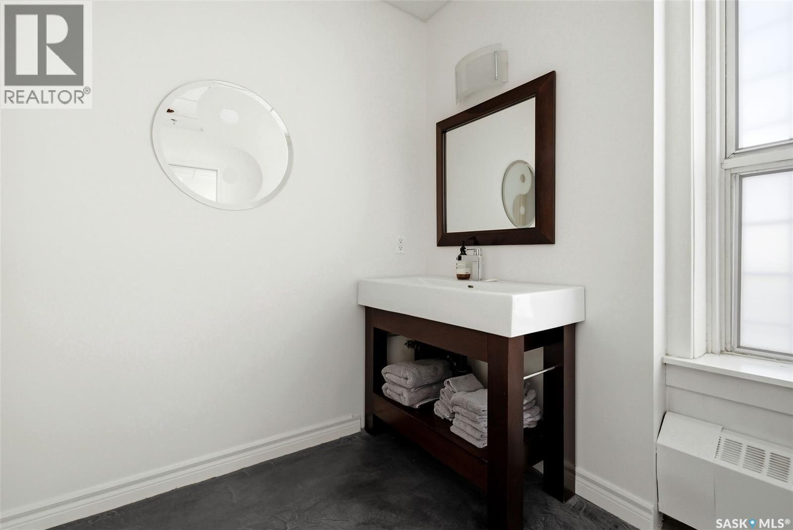 400 2020 11Th Avenue, Regina, SK - Indoor Photo Showing Bathroom