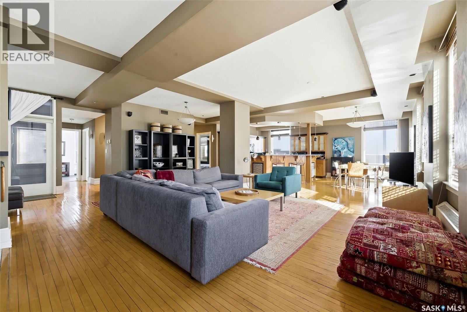 400 2020 11Th Avenue, Regina, SK - Indoor Photo Showing Living Room