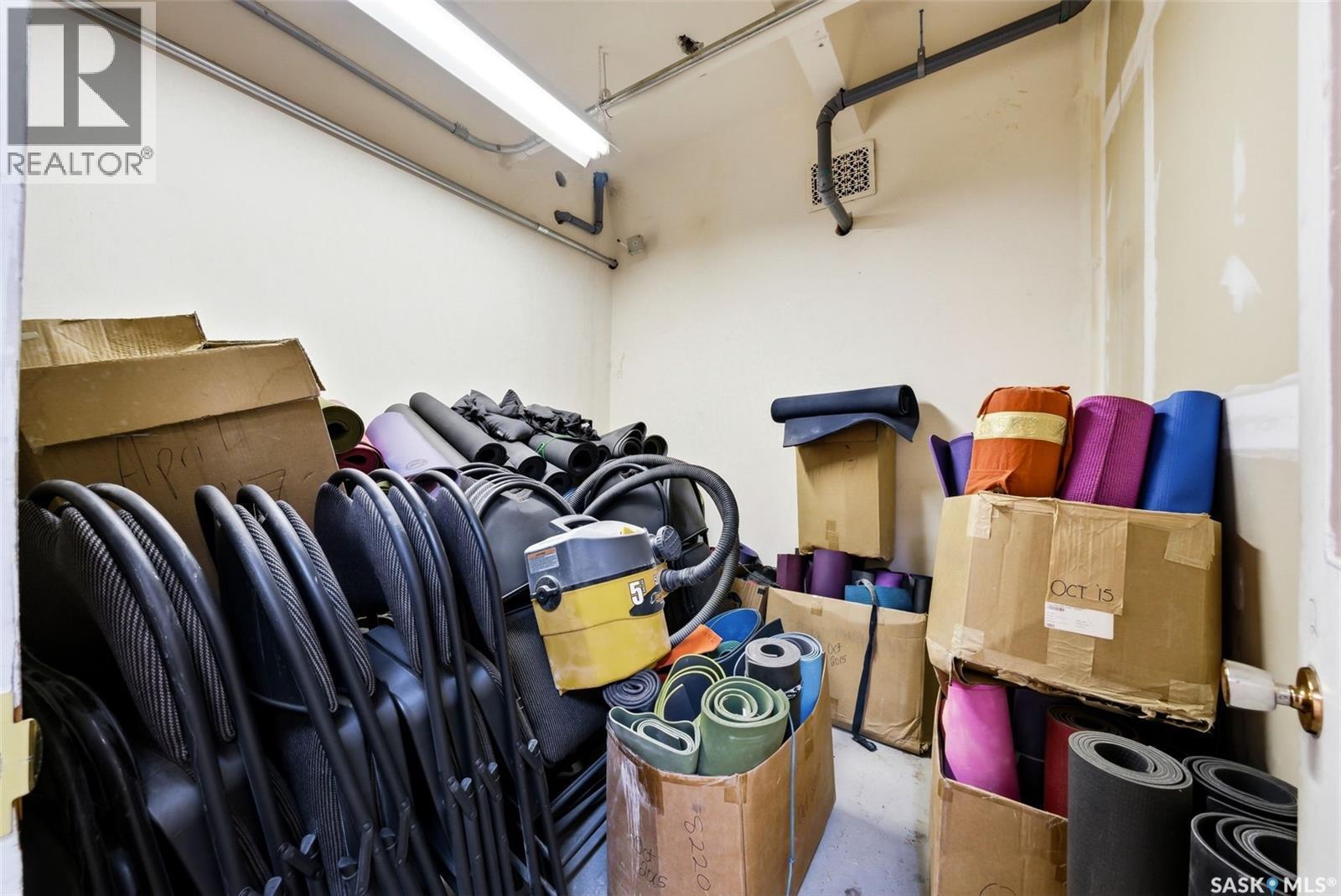 400 2020 11Th Avenue, Regina, SK - Indoor With Storage