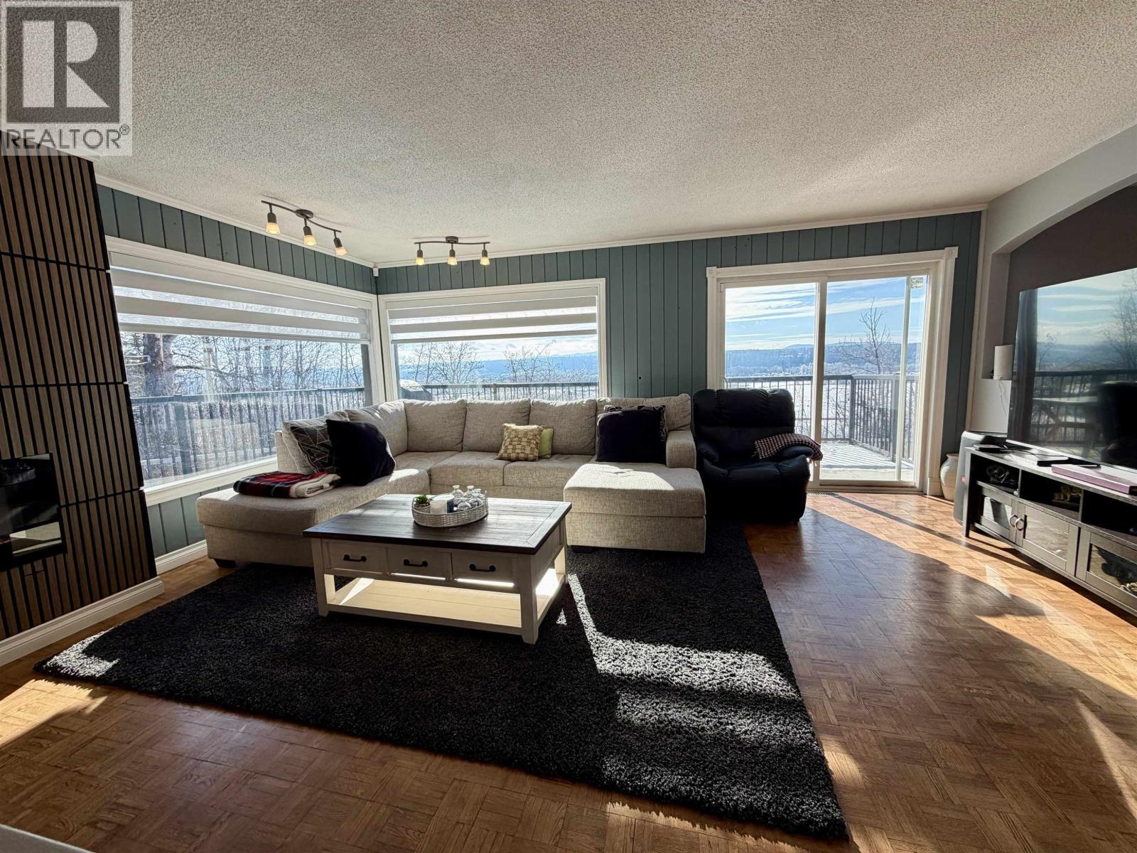 864 Old Loop Road, Vanderhoof, BC - Indoor Photo Showing Living Room