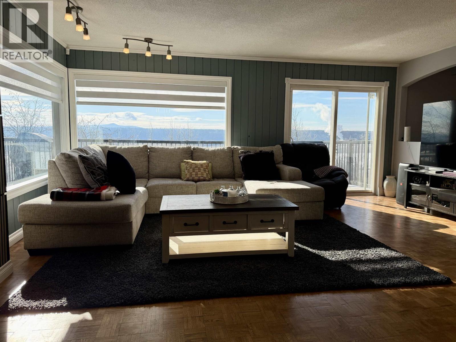 864 Old Loop Road, Vanderhoof, BC - Indoor Photo Showing Living Room