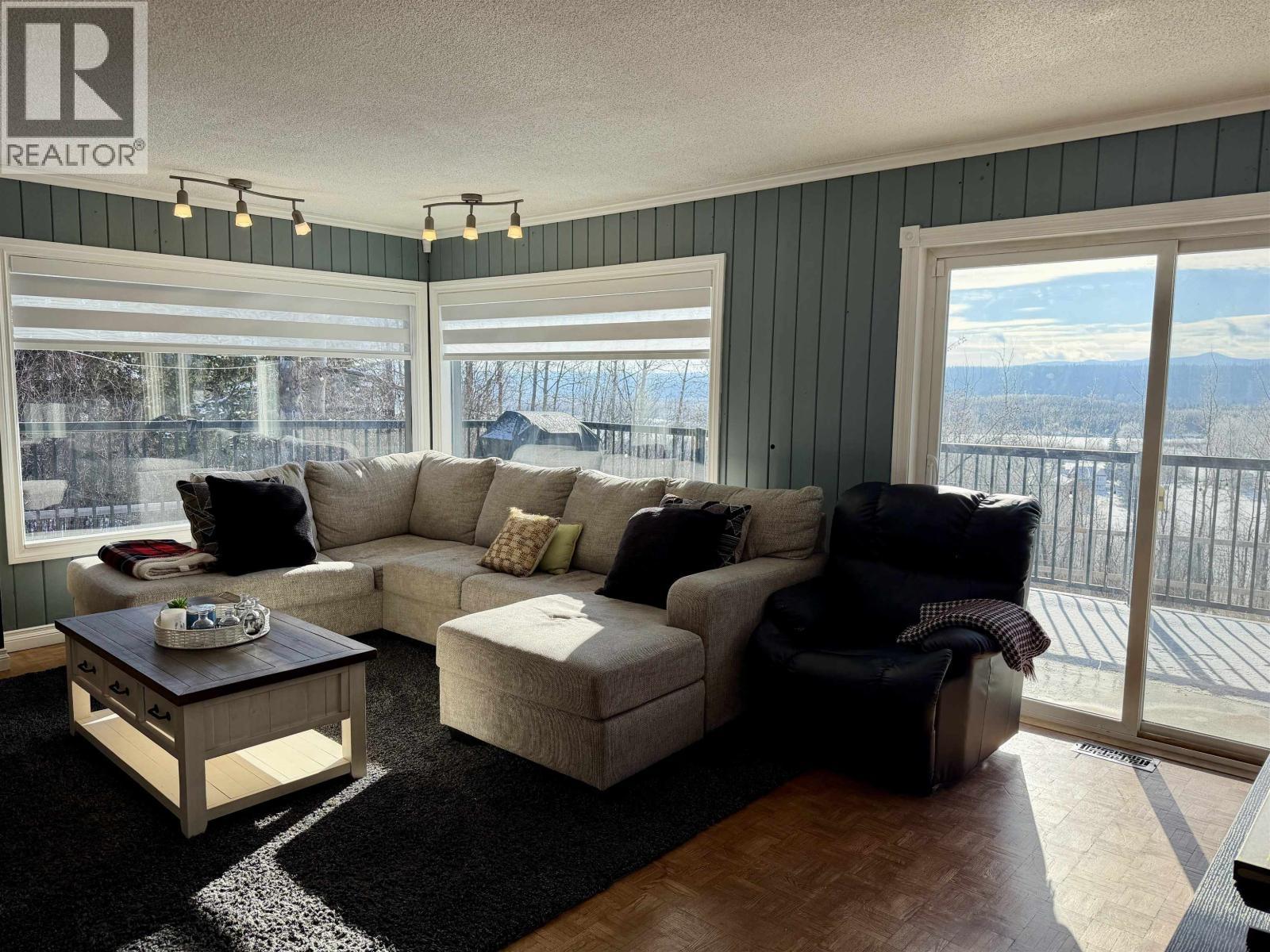 864 Old Loop Road, Vanderhoof, BC - Indoor Photo Showing Living Room