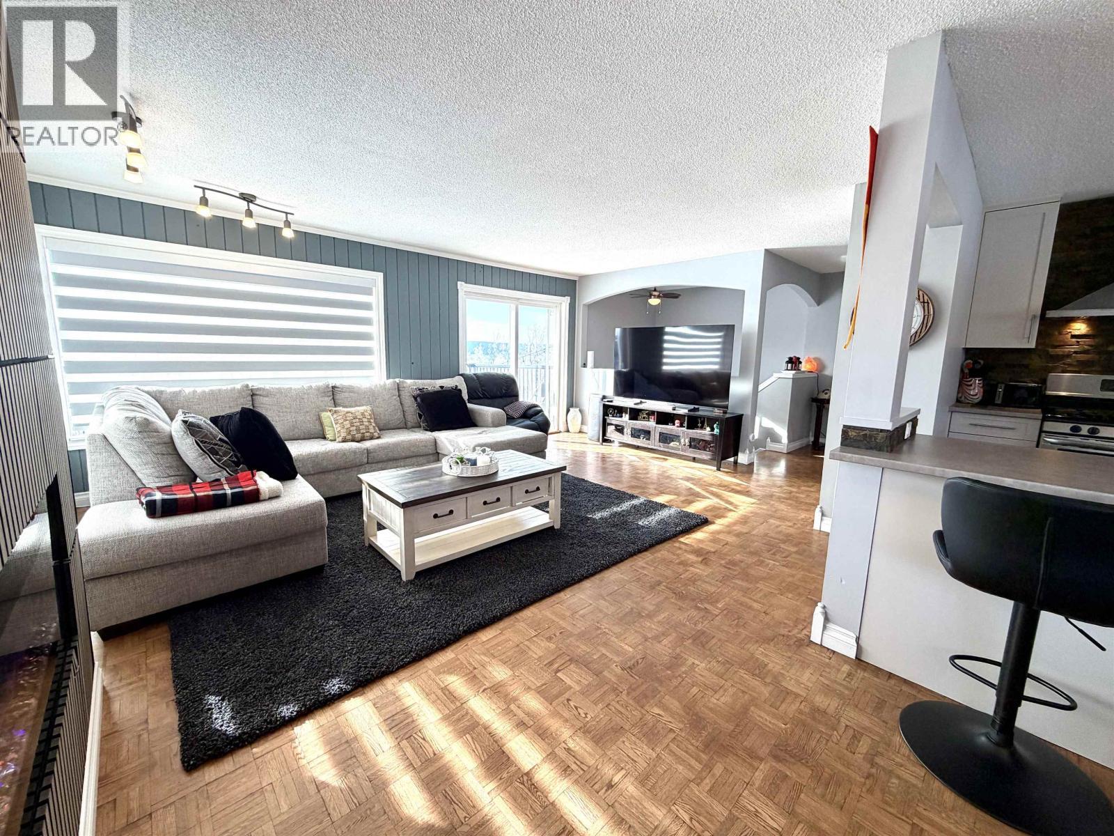 864 Old Loop Road, Vanderhoof, BC - Indoor Photo Showing Living Room