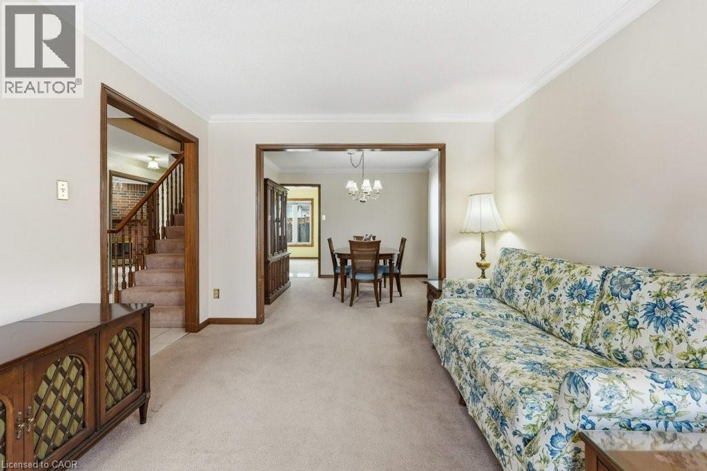 639 Rexford Drive, Hamilton, ON - Indoor Photo Showing Living Room