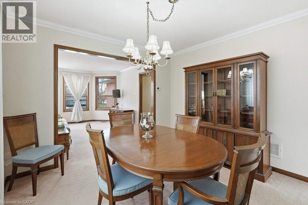 639 Rexford Drive, Hamilton, ON - Indoor Photo Showing Dining Room