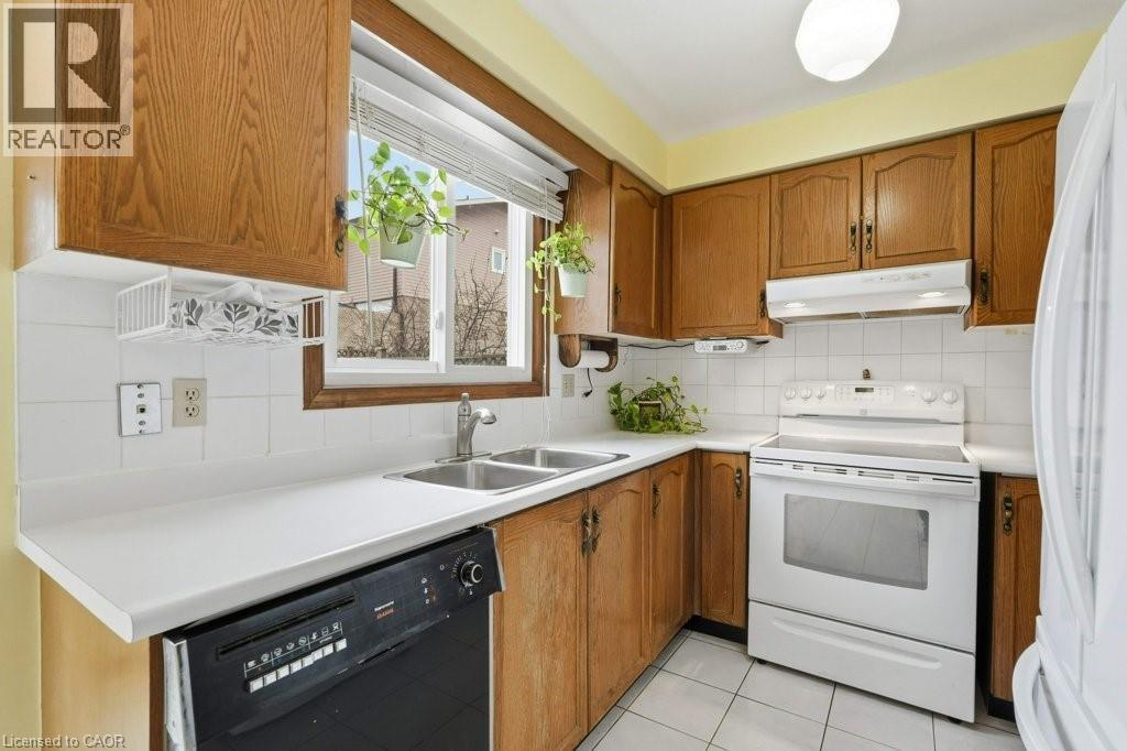 639 Rexford Drive, Hamilton, ON - Indoor Photo Showing Kitchen With Double Sink