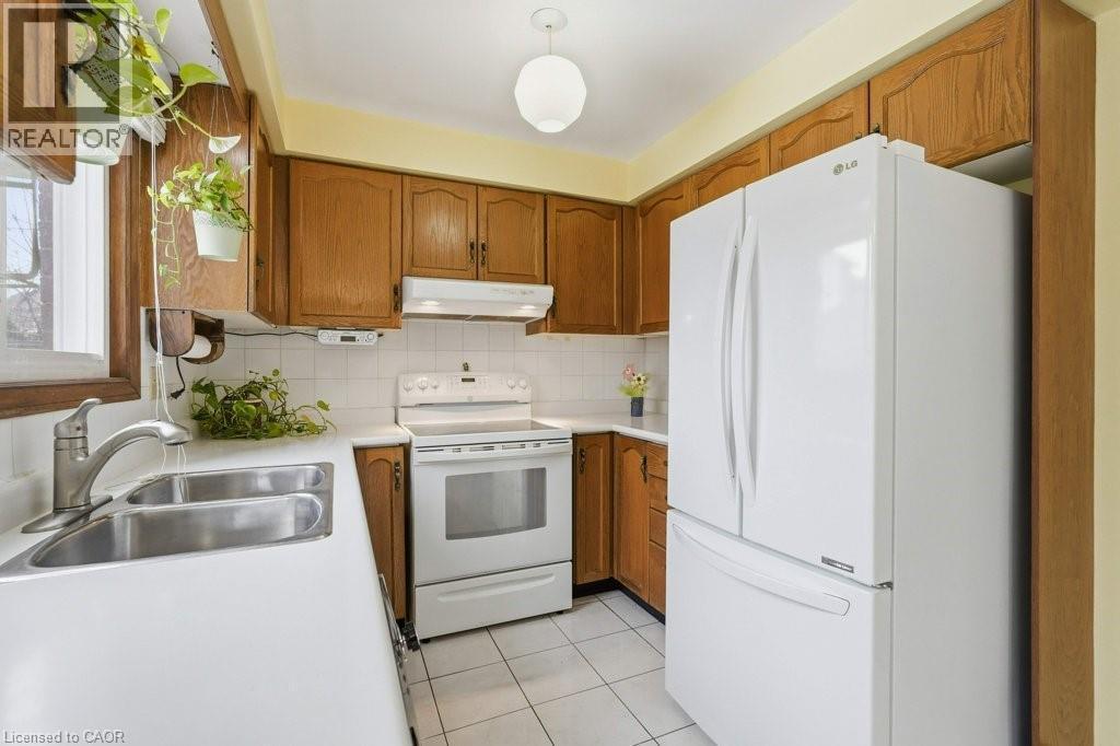 639 Rexford Drive, Hamilton, ON - Indoor Photo Showing Kitchen With Double Sink