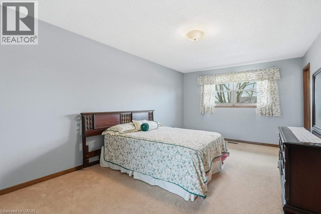 639 Rexford Drive, Hamilton, ON - Indoor Photo Showing Bedroom
