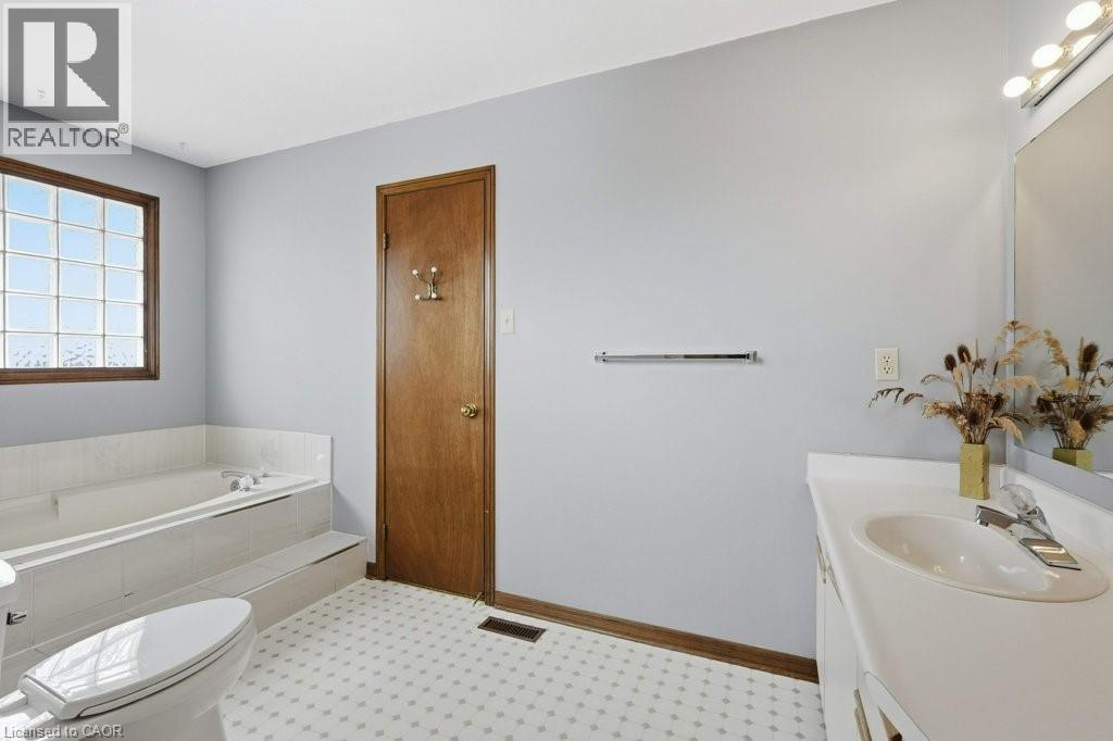 639 Rexford Drive, Hamilton, ON - Indoor Photo Showing Bathroom