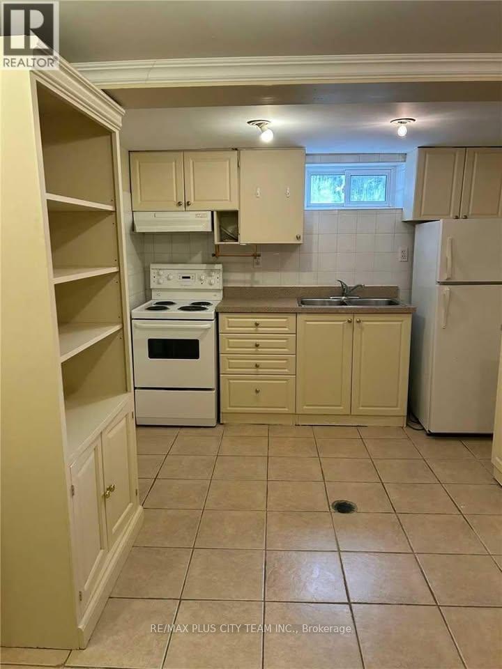 B - 1745 Bathurst Street, Toronto, ON - Indoor Photo Showing Kitchen With Double Sink