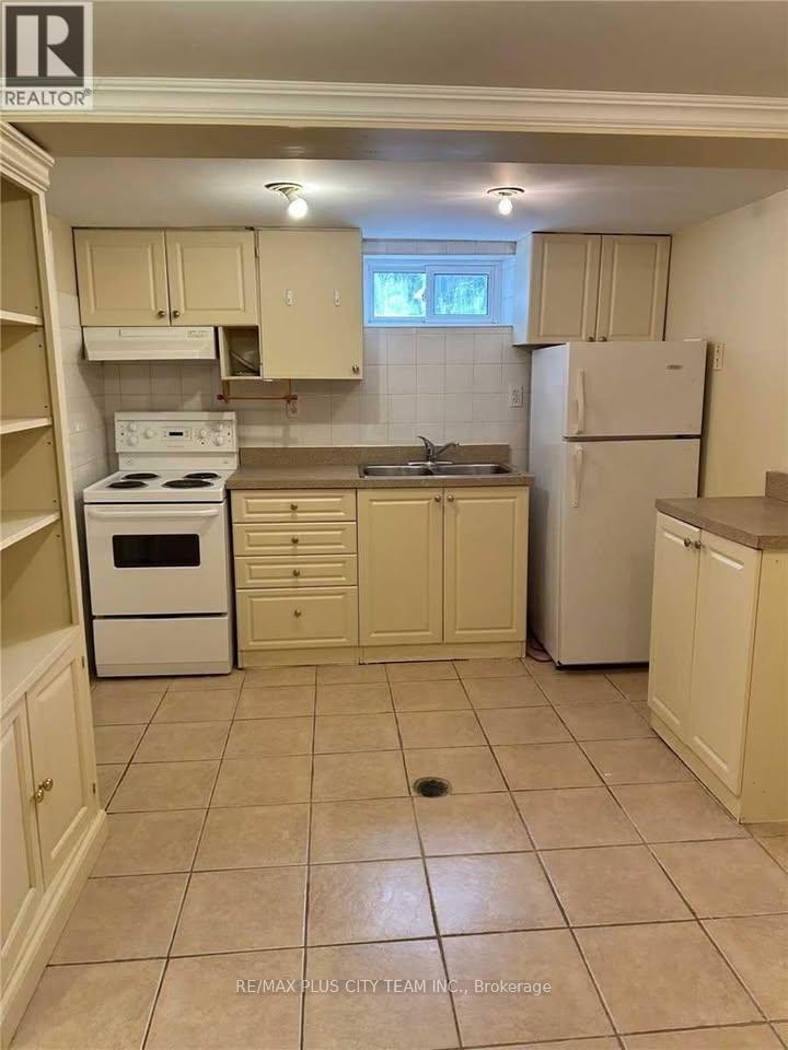B - 1745 Bathurst Street, Toronto, ON - Indoor Photo Showing Kitchen With Double Sink