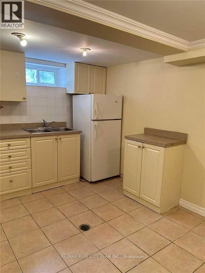 B - 1745 Bathurst Street, Toronto, ON - Indoor Photo Showing Kitchen With Double Sink