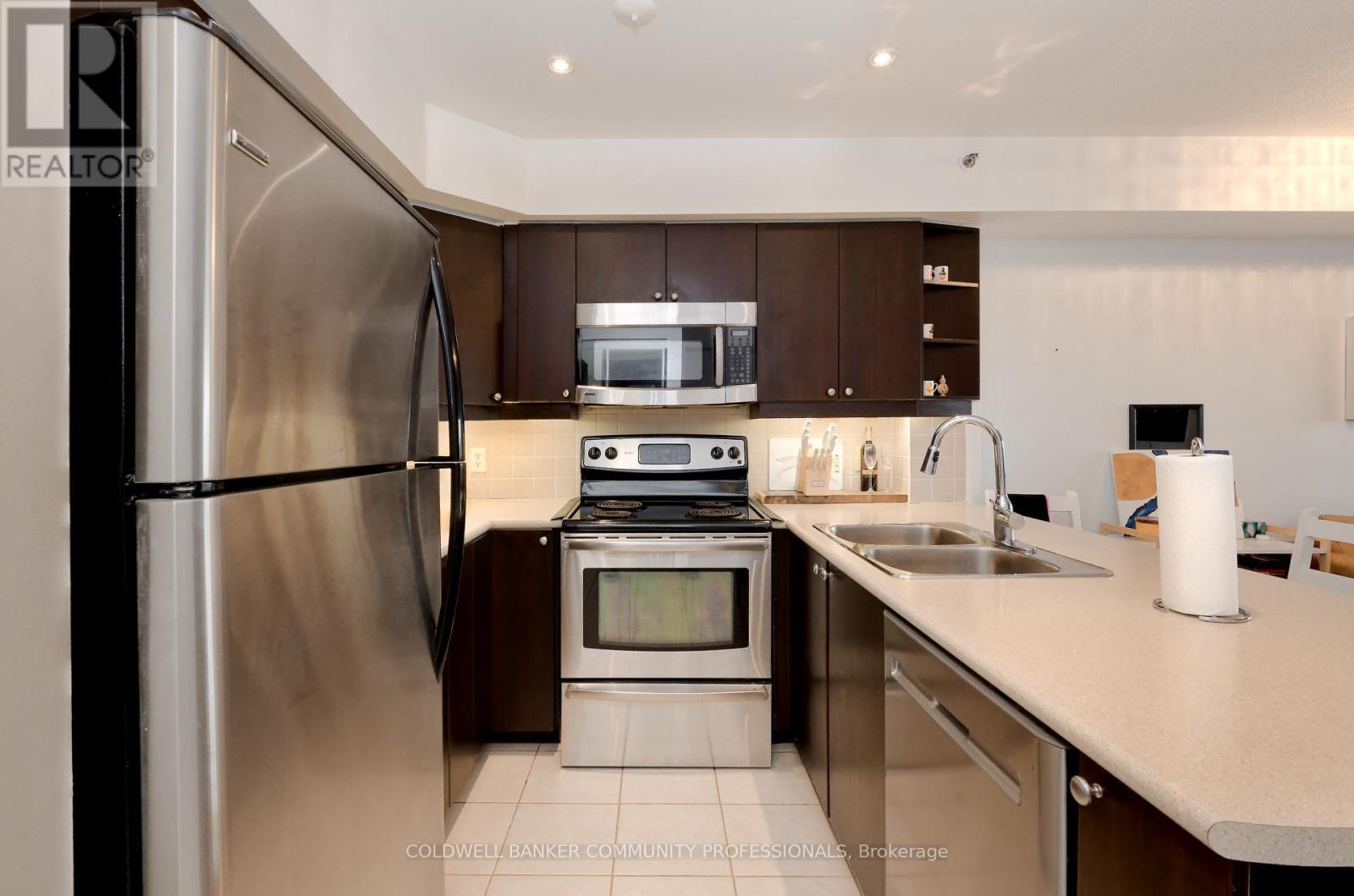 404 - 3060 Rotary Way, Burlington, ON - Indoor Photo Showing Kitchen With Double Sink