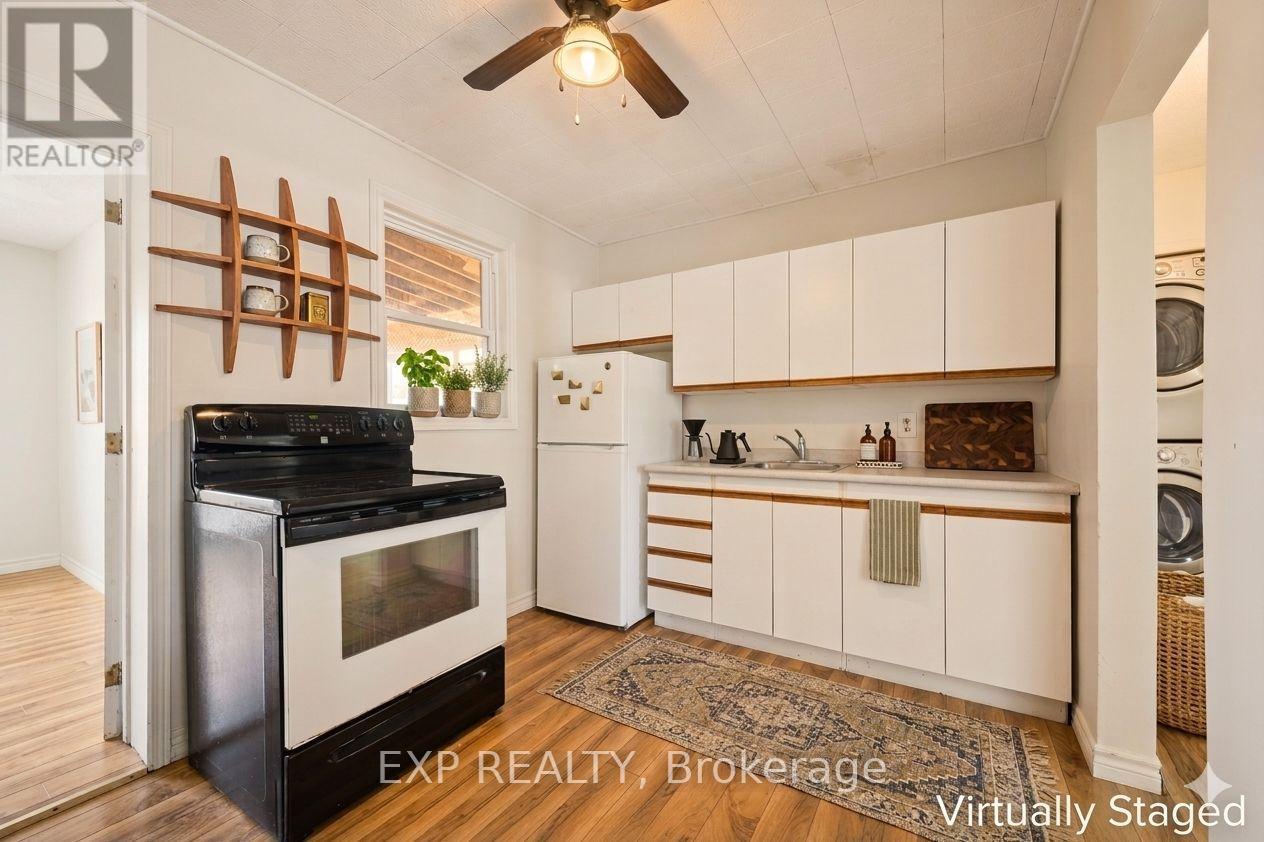 253 Sydney Street S, Kitchener, ON - Indoor Photo Showing Kitchen