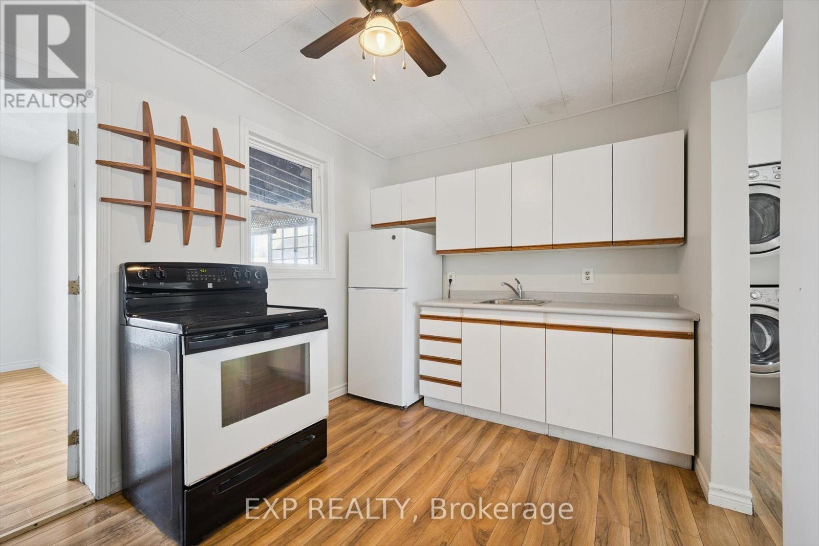 253 Sydney Street S, Kitchener, ON - Indoor Photo Showing Kitchen