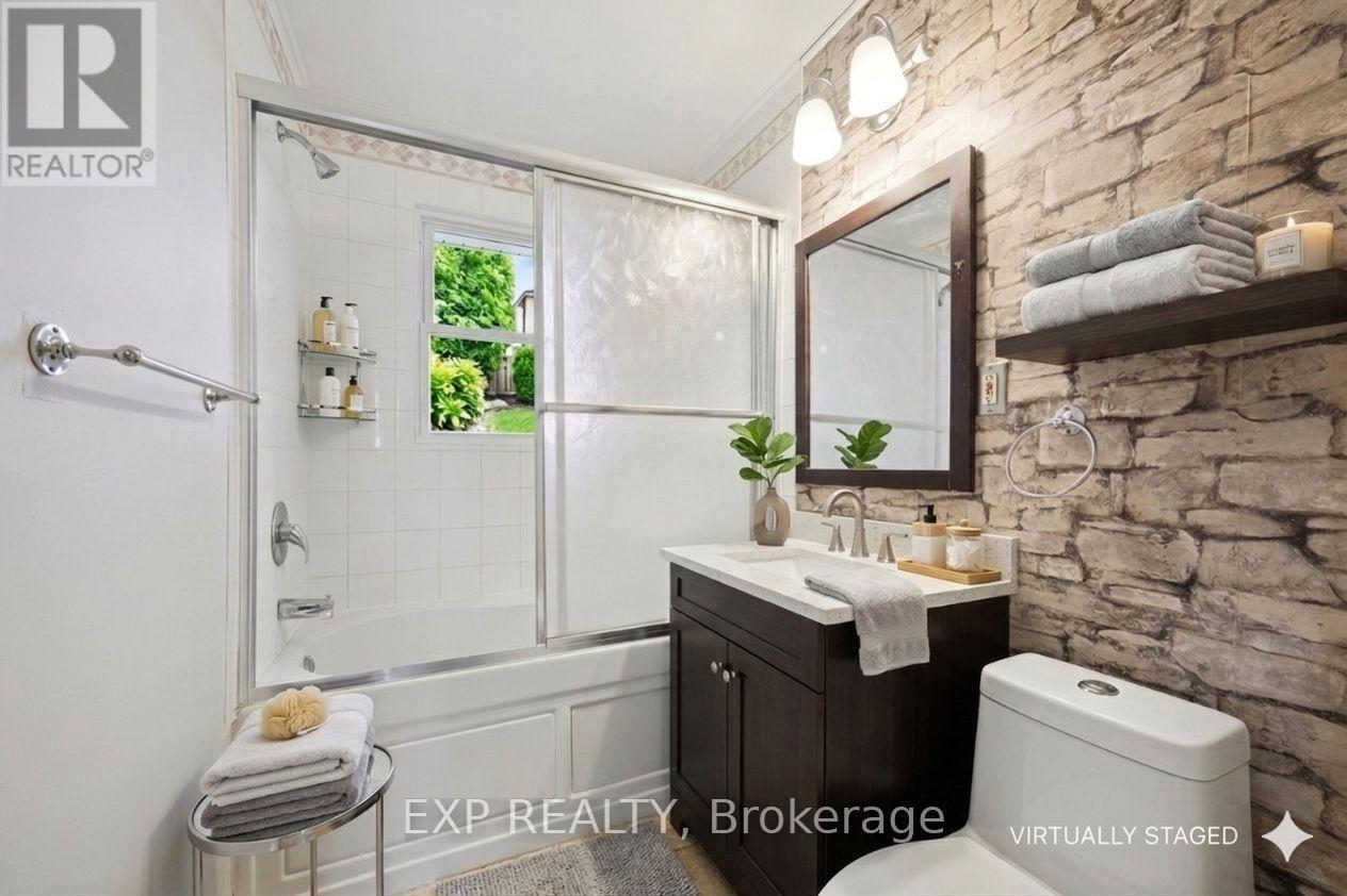 253 Sydney Street S, Kitchener, ON - Indoor Photo Showing Bathroom