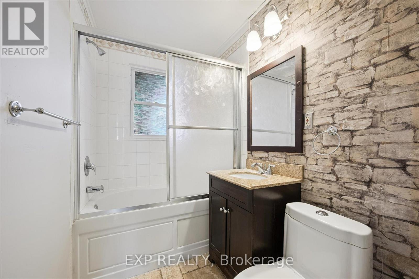 253 Sydney Street S, Kitchener, ON - Indoor Photo Showing Bathroom
