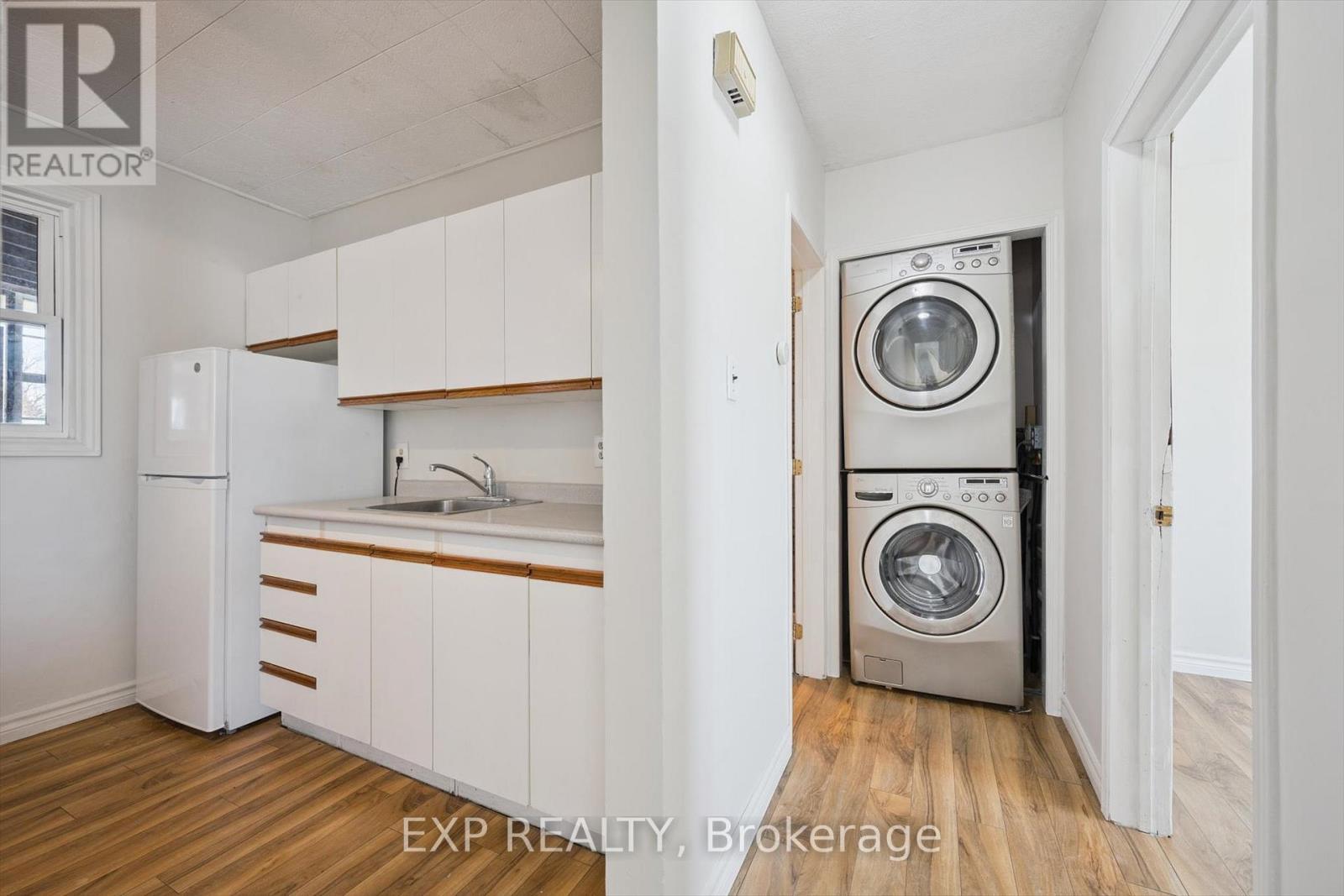 253 Sydney Street S, Kitchener, ON - Indoor Photo Showing Laundry Room