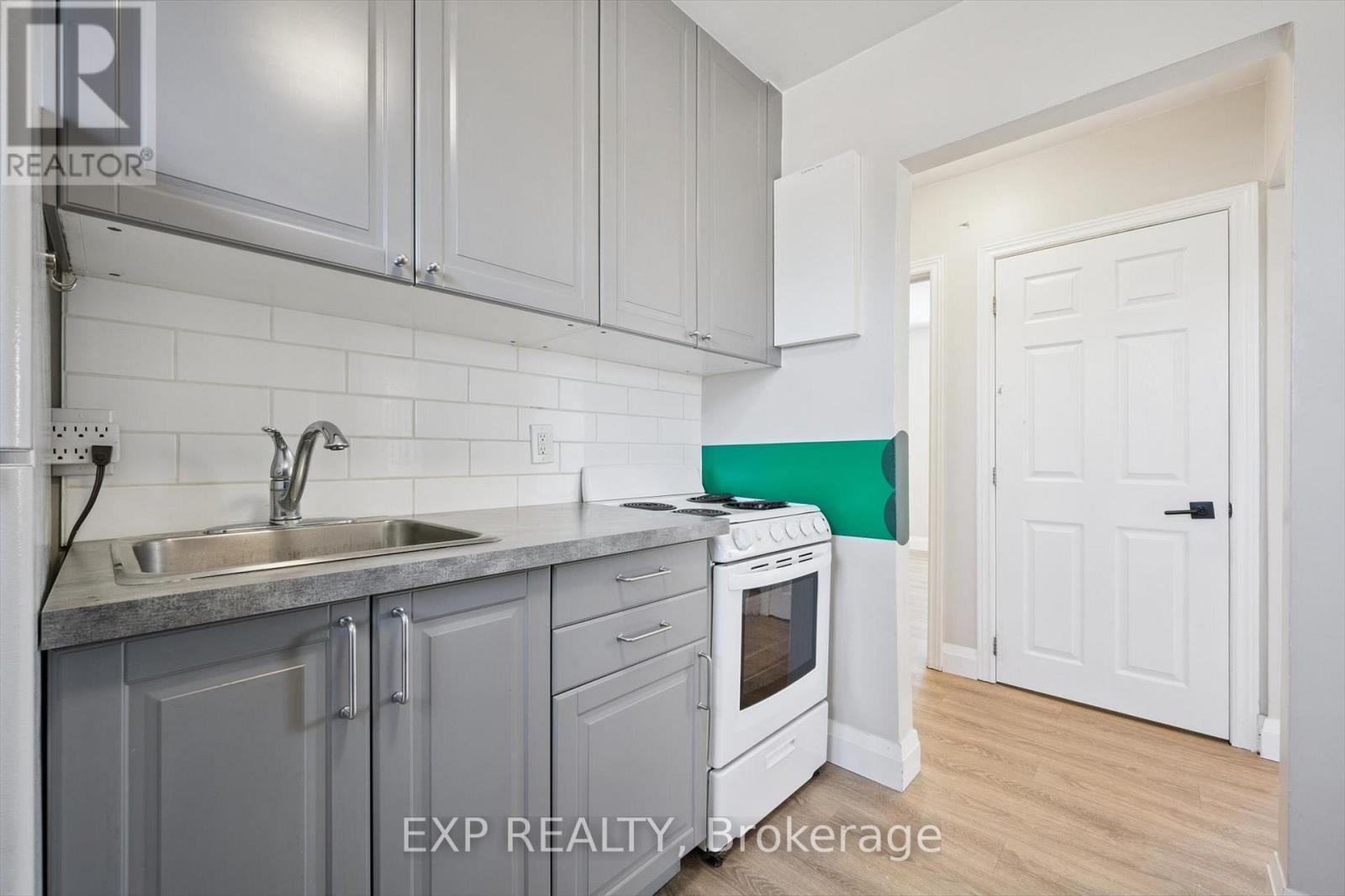 253 Sydney Street S, Kitchener, ON - Indoor Photo Showing Kitchen