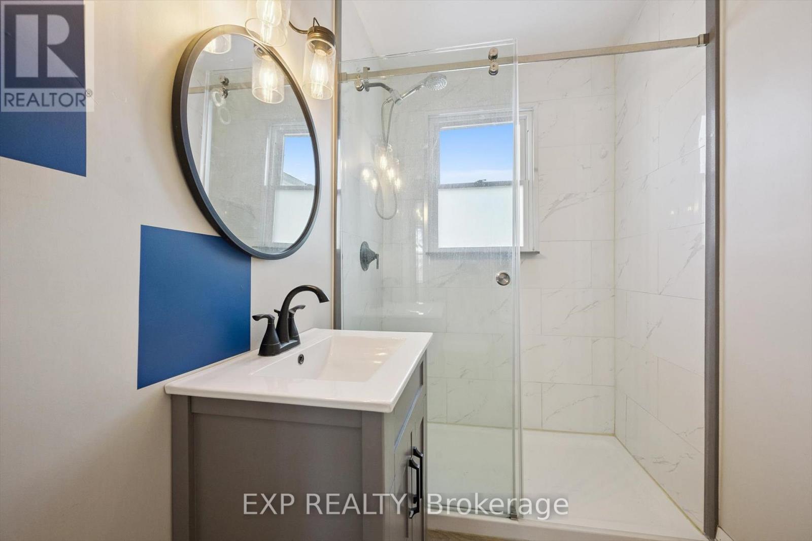 253 Sydney Street S, Kitchener, ON - Indoor Photo Showing Bathroom