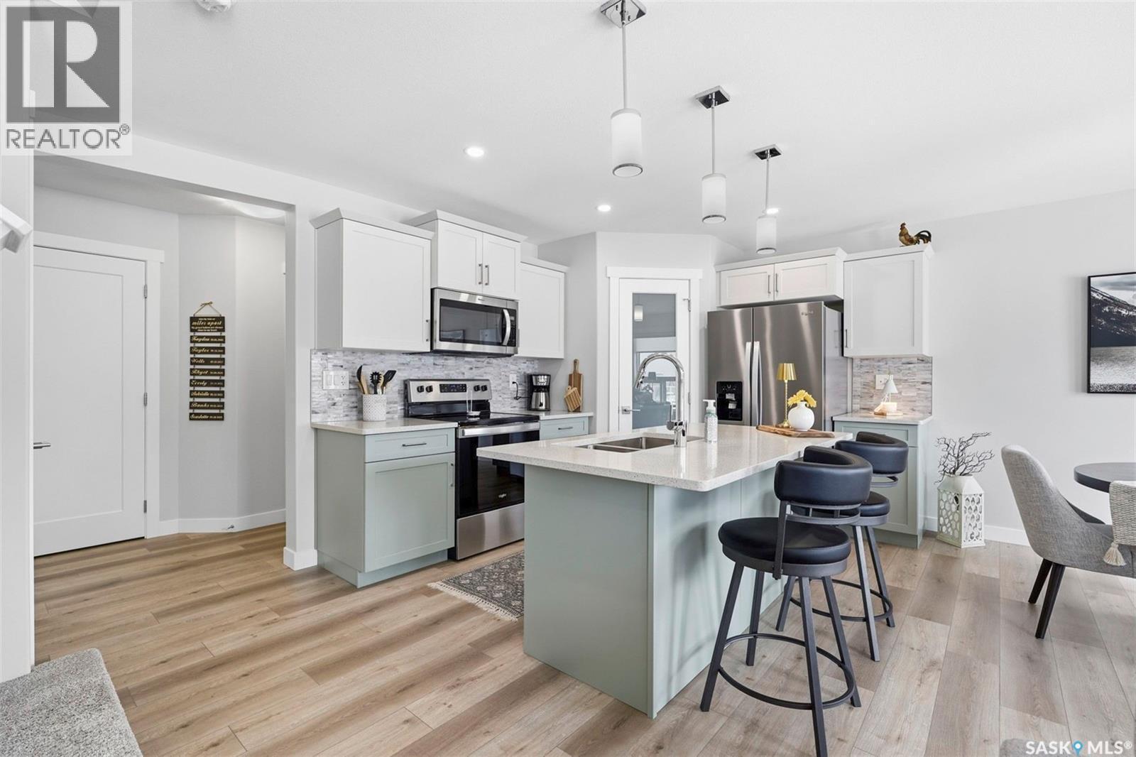 535 Schmeiser Avenue, Saskatoon, SK - Indoor Photo Showing Kitchen With Stainless Steel Kitchen With Double Sink With Upgraded Kitchen